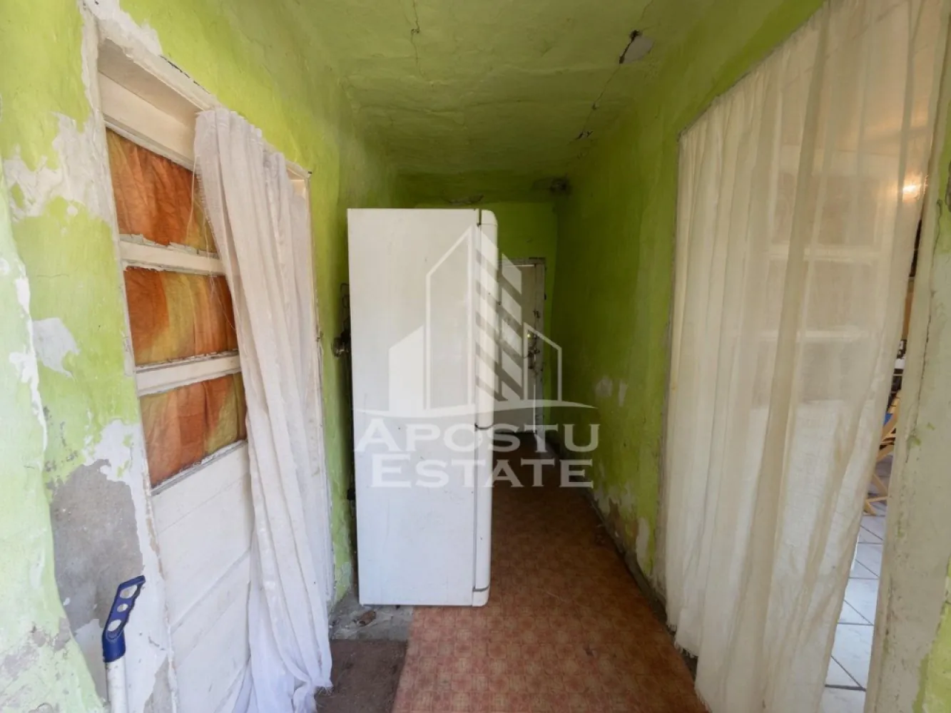 Casa de vanzare, teren 225 mp, zona Fratelia, Bujorilor, Timisoara - Agentia imobiliara APOSTU ESTATE va propune spre vanzare o casa situata in zona Fratelia, pe strada Bujorilor din Timisoara, intr-o zona bine conectata a orasului, ideala pentru cei care isi doresc acces rapid catre toate punctele de interes si confortul unei locuinte cu curte proprie.

Proprietatea dispune de o suprafata utila de aproximativ 55 mp si este amplasata pe un teren cu suprafata de 225 mp.

Compartimentare:

5 camere
Bucatarie
Baie

Dotari si beneficii:

Incalzire cu sobe
Doua dintre cele 5 camere au fost recent renovate
Curte proprie, usor de intretinut
Proprietatea ofera posibilitatea de renovare si amenajare dupa propriile preferinte

Pozitionare:

Situata in zona Fratelia, pe strada Bujorilor
Acces rapid catre Chisoda
In apropiere de supermarket Lidl, brutarie, scoli, gradinite si alte puncte de interes
Zona beneficiaza de acces facil la mijloace de transport in comun si de o infrastructura foarte bine dezvoltata, oferind conexiuni rapide catre toate zonele orasului

Pretul este negociabil.

Agentia imobiliara APOSTU ESTATE va ofera consultanta bancara gratuita prin intermediul colaboratorilor nostri.

Va asteptam cu drag la o vizionare!
ID intern: CP3208560