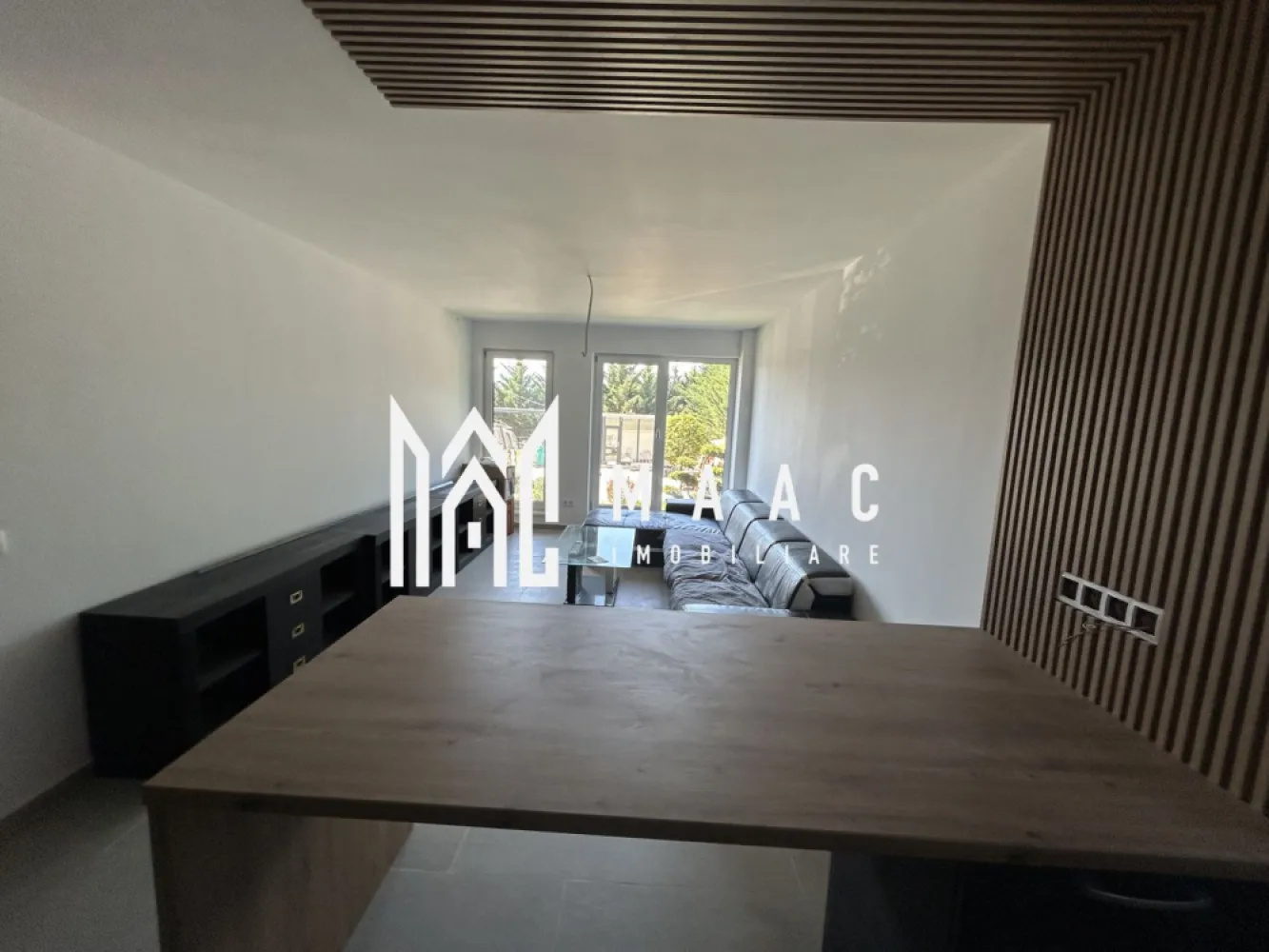 Apartament 3 camere Sibiu | Exterior Vest | terasă, 2 băi - Apartament de vânzare cu 3 camere în Sibiu, în zona Exterior Vest, dispus pe etajele 1 și 2, cu 61,4 mp utili, terasă și 2 băi, într-un imobil finalizat în 2023.

Detalii proprietate:
• Suprafață utilă: 61,4 mp
• Compartimentare: decomandat, cu living și bucătărie open-space, 2 dormitoare, 2 băi și hol
• Terasă de 7 mp
• Imobil finalizat în 2023, construcție din cărămidă
• Stadiu interior: ultrafinisat, confort 1
• Orientare sud-est
• Încălzire în pardoseală în toate încăperile și pompă de căldură individuală
• Tâmplărie PVC premium, profil cu 7 camere, geamuri tripan și izolație exterioară de 20 cm
• Loc de parcare inclus

Apartamentul este amplasat în ansamblul rezidențial DaVinci Homes Cristian, o zonă apreciată pentru spațiile verzi, aleile pietonale, traficul redus și priveliștea către Munții Cindrel. Locația oferă acces rapid către Sibiu și un cadru liniștit pentru locuire.

Cod anunț CP3208486. Contactați-ne pentru detalii suplimentare și programarea unei vizionări.

Conținut optimizat cu AI, aprobat de agent uman.