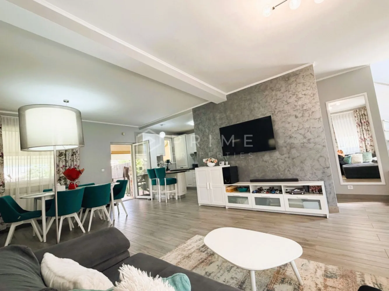 Duplex modern | Complet Mobilat și Utilat I Curte amenajată I Unirii - Cauți o locuință gata de locuit, care îmbină durabilitatea unei construcții solide cu confortul modern? 

Vă propunem spre vânzare un duplex impecabil, care se vinde complet mobilat și utilat, cu grădină amenajată și bine întreținută, cu pomi fructiferi, fiind pregătit să devină noul tău acasă fără nicio investiție suplimentară.

Detalii tehnice și compartimentare:
Suprafață 100 mp utili, compartimentați inteligent.
Anexe: Garaj privat 20 mp și o terasă generoasă 21 mp, ideală pentru relaxare, anexă depozitare în spatele curții.
Teren 450 mp, curte privată, amenajată pentru a te bucura de timpul liber.
Construcție solidă, fundație din beton, pereți din cărămidă și izolație cu vată minerală inclusiv pod izolat, asigurând eficiență termică tot anul.
Anul costrucției: 2006.

Compartimentare:
Parter: Living spațios, bucătărie, baie de serviciu și debara.
Etaj: 2 dormitoare primitoare, dressing și baie principală.

Dotări și Facilități Premium:
Gata de mutat: Se predă complet mobilată și utilată, oferind un confort imediat.
Sistem Smart pentru Grădină: Sistem de irigație automatizat și robot de tuns iarba, grădina ta se întreține singură.
Utilități și Confort: Centrală proprie pe gaz, geamuri termopan și fântână cu hidrofor pentru gestionarea eficientă a apei.

Promisiunea Prime Properties: La Prime Properties, fiecare tranzacție este susținută de expertiză și strategie. Nu vindem doar case, ci oferim siguranță și soluții adaptate stilului tău de viață. Dacă această proprietate este punctul tău de interes, suntem aici să te ghidăm în fiecare pas.

📞 Pentru informații suplimentare sau pentru a programa o vizionare, contactează-ne la numărul: 0755 534 291.