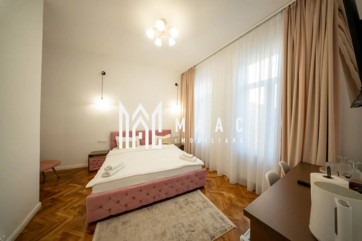 Apartament 3 camere Regim Hotelier I Ultracentral I - MAAC Imobiliare va propune spre vânzare un apartament OCAZIE UNICĂ 
Apartament de vânzare în centrul istoric al Sibiului, situat pe Strada Tipografilor, într-o zonă foarte căutată atât de turiști, cât și de cei care vor să locuiască aproape de toate atracțiile orașului.

Apartamentul are 3 camere, 3 bai, Pivnita,pod,fiind mobilat și utilat complet, cu finisaje de calitate și mobilier modern. Este amenajat cu bun gust și oferă un spațiu confortabil și elegant.

În prezent funcționează în regim hotelier, ceea ce îl face o investiție foarte bună, cu posibilitatea de a genera venit imediat pentru viitorul proprietar.

Locația este un mare avantaj – la câteva minute de principalele puncte de interes, restaurante, cafenele și zonele turistice din centrul Sibiu. 

Apartamentul este ideal atât pentru investiție, cât și pentru locuit, pentru cei care își doresc să fie în inima orașului.

Pentru mai multe detalii precizați ca ați văzut anunțul cu ID CP2959885