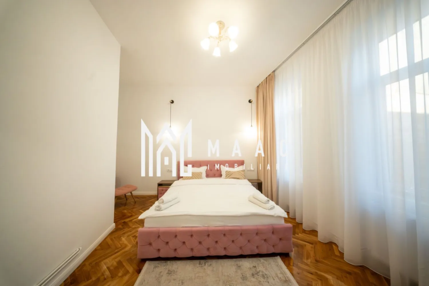 Apartament 3 camere Regim Hotelier I Ultracentral I - MAAC Imobiliare va propune spre vânzare un apartament OCAZIE UNICĂ 
Apartament de vânzare în centrul istoric al Sibiului, situat pe Strada Tipografilor, într-o zonă foarte căutată atât de turiști, cât și de cei care vor să locuiască aproape de toate atracțiile orașului.

Apartamentul are 3 camere, 3 bai, Pivnita,pod,fiind mobilat și utilat complet, cu finisaje de calitate și mobilier modern. Este amenajat cu bun gust și oferă un spațiu confortabil și elegant.

În prezent funcționează în regim hotelier, ceea ce îl face o investiție foarte bună, cu posibilitatea de a genera venit imediat pentru viitorul proprietar.

Locația este un mare avantaj – la câteva minute de principalele puncte de interes, restaurante, cafenele și zonele turistice din centrul Sibiu. 

Apartamentul este ideal atât pentru investiție, cât și pentru locuit, pentru cei care își doresc să fie în inima orașului.

Pentru mai multe detalii precizați ca ați văzut anunțul cu ID CP2959885