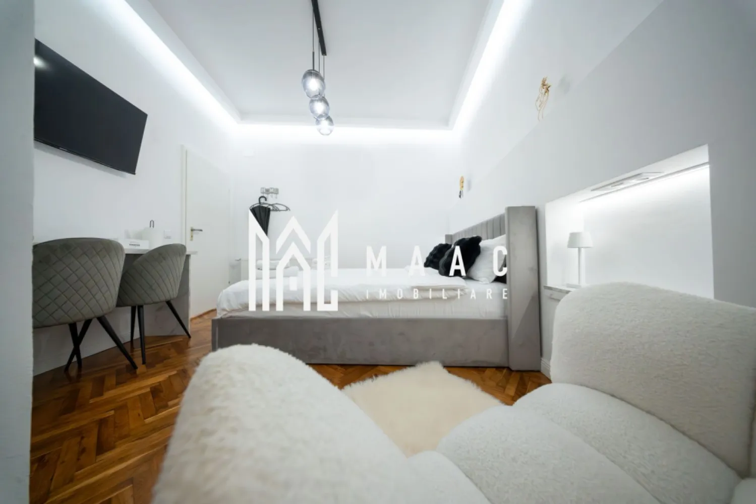 Apartament 3 camere Regim Hotelier I Ultracentral I - MAAC Imobiliare va propune spre vânzare un apartament OCAZIE UNICĂ 
Apartament de vânzare în centrul istoric al Sibiului, situat pe Strada Tipografilor, într-o zonă foarte căutată atât de turiști, cât și de cei care vor să locuiască aproape de toate atracțiile orașului.

Apartamentul are 3 camere, 3 bai, Pivnita,pod,fiind mobilat și utilat complet, cu finisaje de calitate și mobilier modern. Este amenajat cu bun gust și oferă un spațiu confortabil și elegant.

În prezent funcționează în regim hotelier, ceea ce îl face o investiție foarte bună, cu posibilitatea de a genera venit imediat pentru viitorul proprietar.

Locația este un mare avantaj – la câteva minute de principalele puncte de interes, restaurante, cafenele și zonele turistice din centrul Sibiu. 

Apartamentul este ideal atât pentru investiție, cât și pentru locuit, pentru cei care își doresc să fie în inima orașului.

Pentru mai multe detalii precizați ca ați văzut anunțul cu ID CP2959885