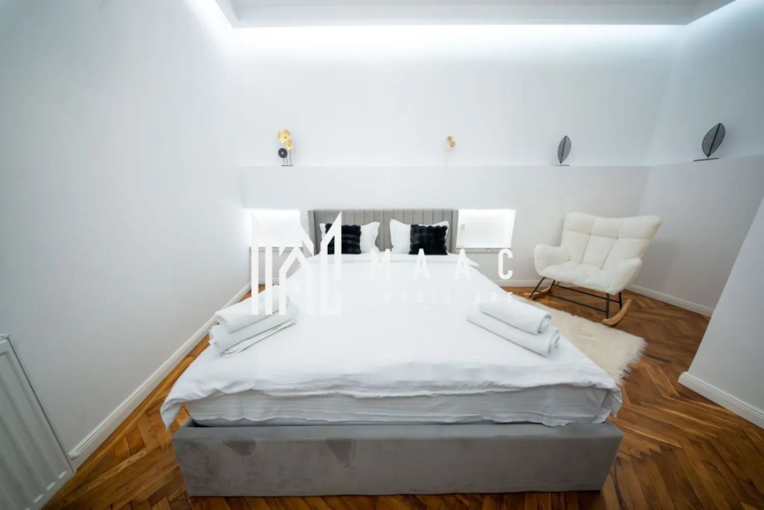 Apartament 3 camere Regim Hotelier I Ultracentral I - MAAC Imobiliare va propune spre vânzare un apartament OCAZIE UNICĂ 
Apartament de vânzare în centrul istoric al Sibiului, situat pe Strada Tipografilor, într-o zonă foarte căutată atât de turiști, cât și de cei care vor să locuiască aproape de toate atracțiile orașului.

Apartamentul are 3 camere, 3 bai, Pivnita,pod,fiind mobilat și utilat complet, cu finisaje de calitate și mobilier modern. Este amenajat cu bun gust și oferă un spațiu confortabil și elegant.

În prezent funcționează în regim hotelier, ceea ce îl face o investiție foarte bună, cu posibilitatea de a genera venit imediat pentru viitorul proprietar.

Locația este un mare avantaj – la câteva minute de principalele puncte de interes, restaurante, cafenele și zonele turistice din centrul Sibiu. 

Apartamentul este ideal atât pentru investiție, cât și pentru locuit, pentru cei care își doresc să fie în inima orașului.

Pentru mai multe detalii precizați ca ați văzut anunțul cu ID CP2959885