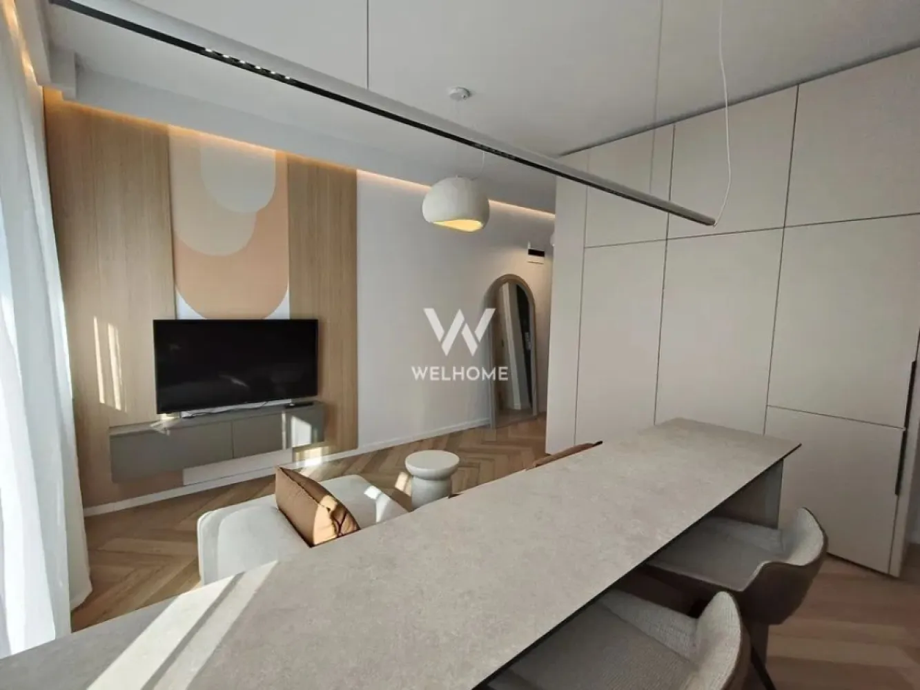 Apartament nou, de vânzare , complet utilat- Turnisor - Vă propunem spre vânzare un apartament modern, aflat la prima utilizare, situat într-un bloc nou din zona Industrială Vest – Strada Ogorului, într-o zonă bine conectată și ușor accesibilă.

Locuința este amplasată la etajul 1 și oferă o suprafață utilă de aproximativ 50 mp, fiind gândită pentru confort, funcționalitate și flexibilitate în amenajare.

Compartimentare:

* Living open-space cu bucătărie
* Dormitor complet mobilat
* Cameră suplimentară (ideală pentru birou, dressing sau dormitor, în funcție de nevoi)
* Baie modernă

Dotări și finisaje:

* Încălzire în pardoseală
* Centrală termică proprie
* Electrocasnice încorporate
* Mașină de spălat rufe + uscător
* Mașină de spălat vase
* Smart TV

Beneficii:

* Prima închiriere
* Bloc nou, standard modern de construcție
* Loc de parcare în curte cu acces barieră
* Locuri suplimentare pentru vizitatori
* Disponibil imediat

Apartamentul oferă un echilibru ideal între confortul unui spațiu modern și flexibilitatea unei camere suplimentare, fiind potrivit atât pentru locuire, cât și pentru work-from-home.