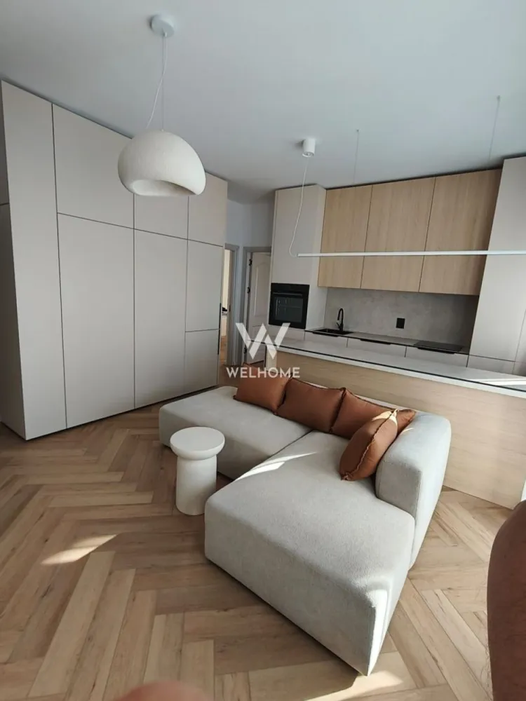 Apartament nou, de vânzare , complet utilat- Turnisor - Vă propunem spre vânzare un apartament modern, aflat la prima utilizare, situat într-un bloc nou din zona Industrială Vest – Strada Ogorului, într-o zonă bine conectată și ușor accesibilă.

Locuința este amplasată la etajul 1 și oferă o suprafață utilă de aproximativ 50 mp, fiind gândită pentru confort, funcționalitate și flexibilitate în amenajare.

Compartimentare:

* Living open-space cu bucătărie
* Dormitor complet mobilat
* Cameră suplimentară (ideală pentru birou, dressing sau dormitor, în funcție de nevoi)
* Baie modernă

Dotări și finisaje:

* Încălzire în pardoseală
* Centrală termică proprie
* Electrocasnice încorporate
* Mașină de spălat rufe + uscător
* Mașină de spălat vase
* Smart TV

Beneficii:

* Prima închiriere
* Bloc nou, standard modern de construcție
* Loc de parcare în curte cu acces barieră
* Locuri suplimentare pentru vizitatori
* Disponibil imediat

Apartamentul oferă un echilibru ideal între confortul unui spațiu modern și flexibilitatea unei camere suplimentare, fiind potrivit atât pentru locuire, cât și pentru work-from-home.