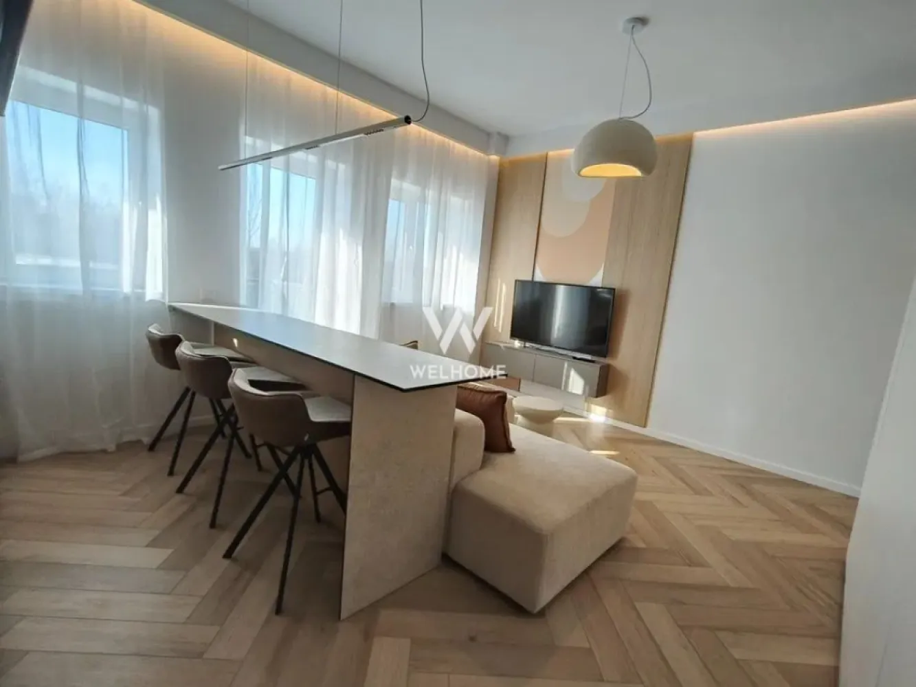 Apartament nou, de vânzare , complet utilat- Turnisor - Vă propunem spre vânzare un apartament modern, aflat la prima utilizare, situat într-un bloc nou din zona Industrială Vest – Strada Ogorului, într-o zonă bine conectată și ușor accesibilă.

Locuința este amplasată la etajul 1 și oferă o suprafață utilă de aproximativ 50 mp, fiind gândită pentru confort, funcționalitate și flexibilitate în amenajare.

Compartimentare:

* Living open-space cu bucătărie
* Dormitor complet mobilat
* Cameră suplimentară (ideală pentru birou, dressing sau dormitor, în funcție de nevoi)
* Baie modernă

Dotări și finisaje:

* Încălzire în pardoseală
* Centrală termică proprie
* Electrocasnice încorporate
* Mașină de spălat rufe + uscător
* Mașină de spălat vase
* Smart TV

Beneficii:

* Prima închiriere
* Bloc nou, standard modern de construcție
* Loc de parcare în curte cu acces barieră
* Locuri suplimentare pentru vizitatori
* Disponibil imediat

Apartamentul oferă un echilibru ideal între confortul unui spațiu modern și flexibilitatea unei camere suplimentare, fiind potrivit atât pentru locuire, cât și pentru work-from-home.