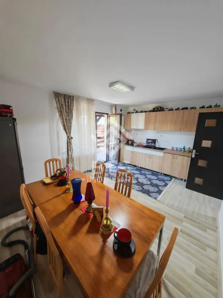 Duplex Premium 145mp Utili | Living 50mp | Zona Dedeman - Vă propunem spre vânzare un duplex deosebit, caracterizat prin spații extrem de generoase și o compartimentare inteligentă, situat pe strada Corneliu Botuș, în imediata apropiere a zonelor comerciale Dedeman și OK Shopping Center.
Dacă sunteți în căutarea unei case unde camerele nu sunt doar "standard", ci oferă un confort real, această proprietate este alegerea ideală.
Detalii Tehnice & Compartimentare:
Suprafață utilă: 145 mp (spațiu generos pentru întreaga familie).
Teren: 300 mp (3 ari) – curte privată perfectă pentru grătar sau loc de joacă.
Parter:
Living impresionant de 50 mp – o zonă de zi aerisită și luminoasă.
Bucătărie separată cu ieșire directă pe terasă.
Baie de serviciu.
Etaj:
3 Dormitoare imense: Fiecare cameră are peste 25 mp, oferind un volum de spațiu rar întâlnit.
Dressing dedicat pentru depozitare eficientă.
Baie principală spațioasă.
Proprietatea se află pe strada Corneliu Botuș, o zonă aflată în plină dezvoltare, oferind siguranță și o comunitate de calitate.
Pentru mai multe informații și vizionări, vă stau la dispoziție la numărul de telefon