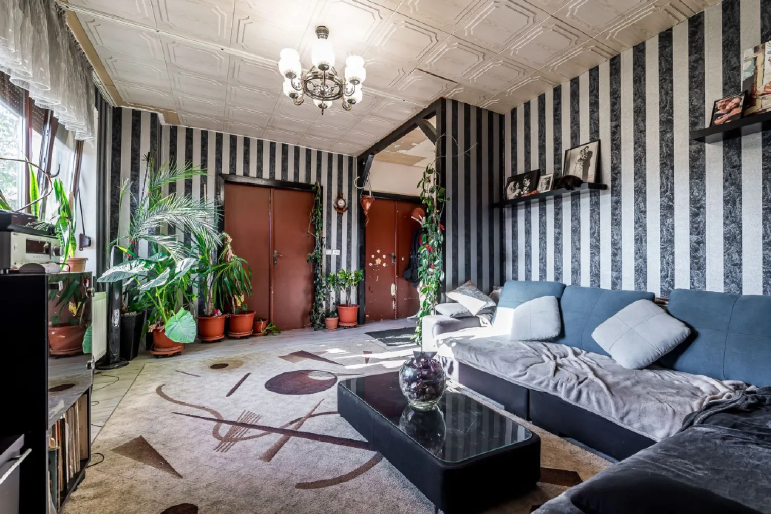 PREȚ NOU! Apartament cu 3 camere & curte | zona Malul Mureșului - Curte privată în zona zero a Aradului? Da, este posibil fără să te muți la periferie!

Vă propunem spre vânzare un apartament premium la casă, situat chiar lângă Parcul copiilor și noul Autograph Collection by Marriott, care îmbină perfect eleganța urbană cu privilegiul unui spațiu exterior propriu.

Compartimentare și detalii:
- 3 camere luminoase: living, dormitor matrimonial și cameră pentru copii sau birou.
- bucătărie închisă: perfectă pentru cei care gătesc și apreciază separarea spațiilor.
- 2 băi: un confort esențial pentru o familie modernă.
- spațiu de depozitare (demisol): ideal pentru biciclete, anvelope sau obiecte sezoniere.
- curte privată: un spațiu exterior rar întâlnit în zona zero a orașului.

Proprietatea este situată într-una dintre cele mai râvnite zone ale Aradului, oferind acces imediat la:
Parcul copiilor & Malul Mureșului: pentru plimbări zilnice și sport în aer liber.
Autograph Collection by Marriott: un vecin de prestigiu care ridică valoarea zonei.
Centrul orașului: restaurante, cafenele, școli de elită și instituții administrative.

De ce să alegi această proprietate?
Spre deosebire de un apartament clasic la bloc, aici beneficiezi de independență și de acel sentiment de „acasă la curte”, fără a renunța la avantajele locuirii în centru. Este o investiție sigură, atât pentru locuit, cât și pentru segmentul de închirieri premium (Regim Hotelier/Booking).

149.500 € | COMISION 0%

Contact: Sebastian Nica 0722 252 639