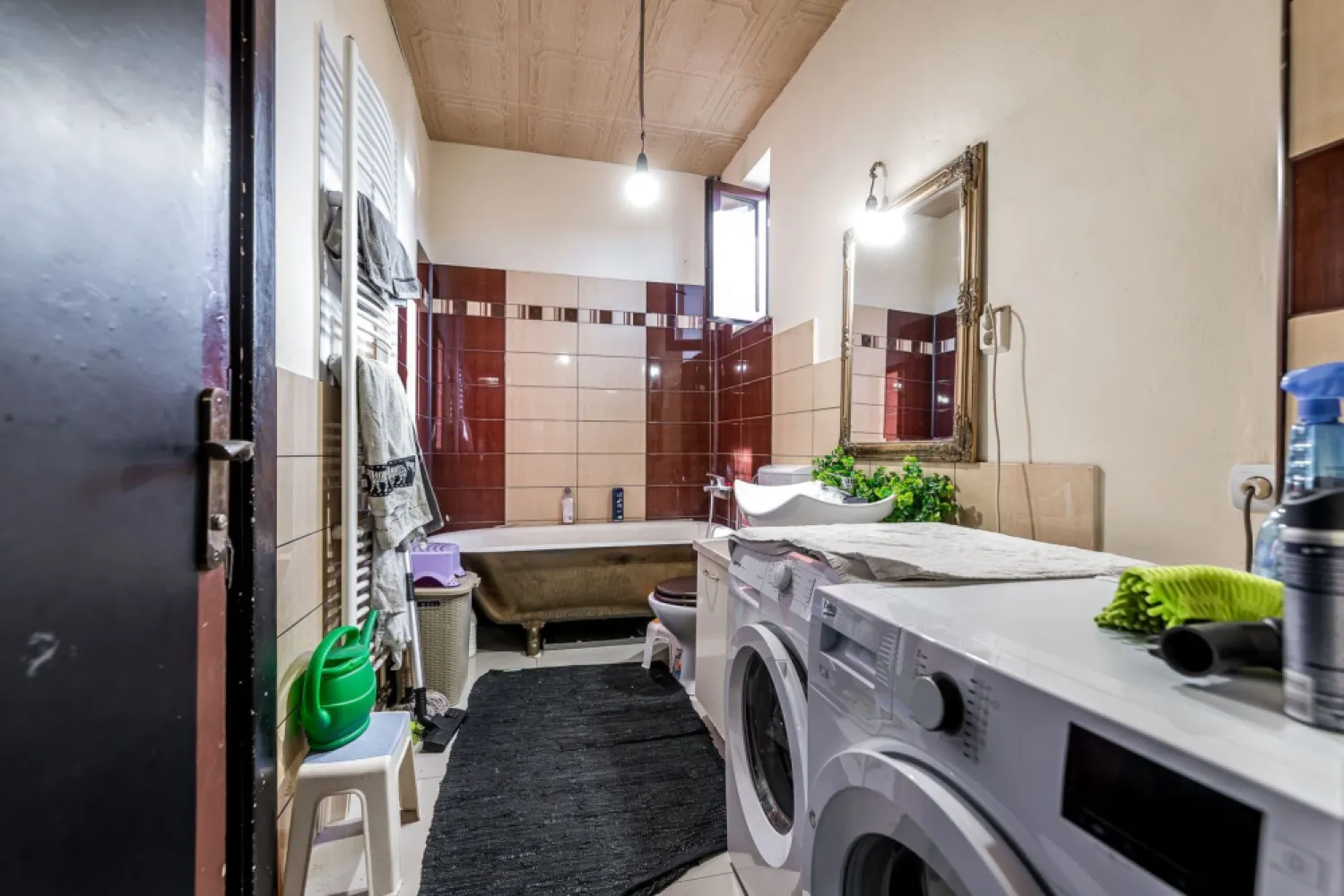 PREȚ NOU! Apartament cu 3 camere & curte | zona Malul Mureșului - Curte privată în zona zero a Aradului? Da, este posibil fără să te muți la periferie!

Vă propunem spre vânzare un apartament premium la casă, situat chiar lângă Parcul copiilor și noul Autograph Collection by Marriott, care îmbină perfect eleganța urbană cu privilegiul unui spațiu exterior propriu.

Compartimentare și detalii:
- 3 camere luminoase: living, dormitor matrimonial și cameră pentru copii sau birou.
- bucătărie închisă: perfectă pentru cei care gătesc și apreciază separarea spațiilor.
- 2 băi: un confort esențial pentru o familie modernă.
- spațiu de depozitare (demisol): ideal pentru biciclete, anvelope sau obiecte sezoniere.
- curte privată: un spațiu exterior rar întâlnit în zona zero a orașului.

Proprietatea este situată într-una dintre cele mai râvnite zone ale Aradului, oferind acces imediat la:
Parcul copiilor & Malul Mureșului: pentru plimbări zilnice și sport în aer liber.
Autograph Collection by Marriott: un vecin de prestigiu care ridică valoarea zonei.
Centrul orașului: restaurante, cafenele, școli de elită și instituții administrative.

De ce să alegi această proprietate?
Spre deosebire de un apartament clasic la bloc, aici beneficiezi de independență și de acel sentiment de „acasă la curte”, fără a renunța la avantajele locuirii în centru. Este o investiție sigură, atât pentru locuit, cât și pentru segmentul de închirieri premium (Regim Hotelier/Booking).

149.500 € | COMISION 0%

Contact: Sebastian Nica 0722 252 639