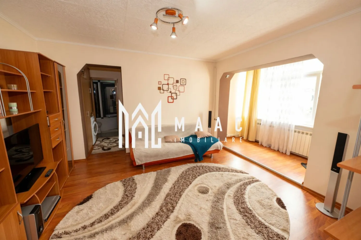 Apartament central 2 Camere | 48 MP | Mutare imediata - Apartament 2 camere etaj 4/4 – zona centrala, Râmnicu Vâlcea

MAAC Imobiliare vă propune spre vânzare un apartament cu 2 camere, situat într-o zonă excelentă, in imediata apropiere de centrul orasului, precum si de piață, supermarketuri, școli, faleza Olanesti.

Proprietatea are o suprafață totala de 48 MP, se afla la etajul 4/4, pe strada Dacia.

Este o alegere ideală pentru tineri aflați la început de drum sau ca investiție, fiind disponibil imediat pentru vanzare si este pretabil pentru inchiriere.

Apartamentul se preda mobilat si utilat ca in fotografiile de prezentare.

Pentru un comfort termic sporit si facturi mai mici la intretinere, a fost instalat un gigacalorimetru, inclusiv un aparat de aer conditionat.

Apartamentul prezinta multiple imbunatatiri precum: 
-tamplarie schimbata, 
-instalatie sanitara inlocuita
-glet si vopsea lavabila
-balcon inchis cu termopan
-baie moderna
-bucatarie complet mobilata si utilata
-parchet modern

📞 Pentru mai multe detalii și programarea unei vizionări, contactați echipa MAAC Imobiliare Râmnicu Vâlcea.

id- CP2778223