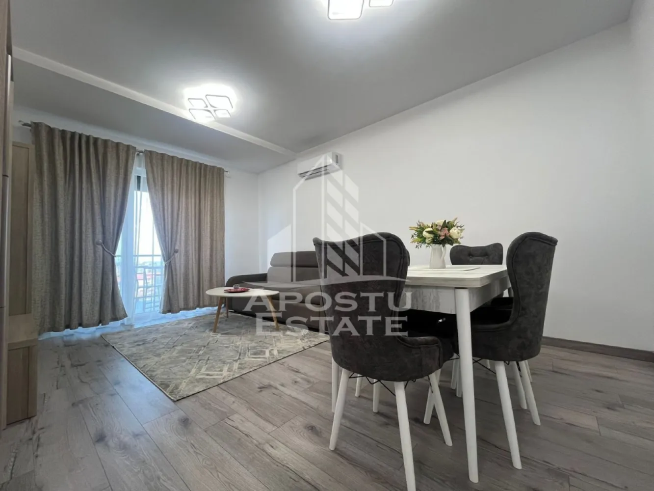 Apartament 2 camere+parcare, Adora Park - Apostu Estate va propune spre inchiriere apartament 2 Camere | Etaj 10 | Parcare Inclusă
Se oferă spre închiriere apartament premium cu 2 camere, situat la etajul 10 într-un imobil modern din cadrul complexului rezidențial Adora Park, una dintre cele mai apreciate dezvoltări rezidențiale din Arad

Apartamentul beneficiază de o compartimentare eficientă, spații bine proporționate și lumină naturală, precum și de un balcon .

Dotări și specificații
 • Încălzire în pardoseală cu reglaj pe două zone
 • Aer condiționat
 • Smart TV
 • Mașină de spălat rufe
 • Mașină de spălat vase
 • Sistem de alarmă
 • Senzori de gaz
 • Senzori de inundație
 • Două lifturi moderne în imobil
 • Acces securizat etc.

Locul de parcare este inclus în preț și este poziționat în fața blocului.

Apartamentul este complet mobilat și utilat, amenajat modern, cu finisaje și echipamente de calitate superioară, potrivit pentru chiriași care caută confort, siguranță și standarde ridicate de locuire.
Pentru mai multe detalii si vizionari, va rugam sa ne contactati.
CP3208607