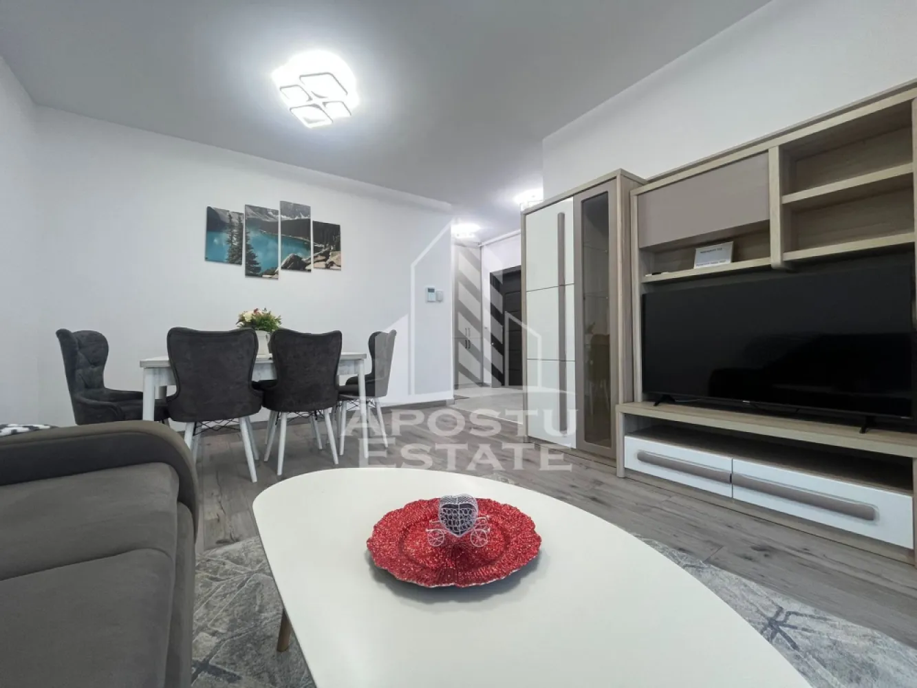 Apartament 2 camere+parcare, Adora Park - Apostu Estate va propune spre inchiriere apartament 2 Camere | Etaj 10 | Parcare Inclusă
Se oferă spre închiriere apartament premium cu 2 camere, situat la etajul 10 într-un imobil modern din cadrul complexului rezidențial Adora Park, una dintre cele mai apreciate dezvoltări rezidențiale din Arad

Apartamentul beneficiază de o compartimentare eficientă, spații bine proporționate și lumină naturală, precum și de un balcon .

Dotări și specificații
 • Încălzire în pardoseală cu reglaj pe două zone
 • Aer condiționat
 • Smart TV
 • Mașină de spălat rufe
 • Mașină de spălat vase
 • Sistem de alarmă
 • Senzori de gaz
 • Senzori de inundație
 • Două lifturi moderne în imobil
 • Acces securizat etc.

Locul de parcare este inclus în preț și este poziționat în fața blocului.

Apartamentul este complet mobilat și utilat, amenajat modern, cu finisaje și echipamente de calitate superioară, potrivit pentru chiriași care caută confort, siguranță și standarde ridicate de locuire.
Pentru mai multe detalii si vizionari, va rugam sa ne contactati.
CP3208607