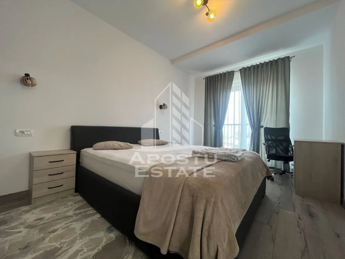 Apartament 2 camere+parcare, Adora Park - Apostu Estate va propune spre inchiriere apartament 2 Camere | Etaj 10 | Parcare Inclusă
Se oferă spre închiriere apartament premium cu 2 camere, situat la etajul 10 într-un imobil modern din cadrul complexului rezidențial Adora Park, una dintre cele mai apreciate dezvoltări rezidențiale din Arad

Apartamentul beneficiază de o compartimentare eficientă, spații bine proporționate și lumină naturală, precum și de un balcon .

Dotări și specificații
 • Încălzire în pardoseală cu reglaj pe două zone
 • Aer condiționat
 • Smart TV
 • Mașină de spălat rufe
 • Mașină de spălat vase
 • Sistem de alarmă
 • Senzori de gaz
 • Senzori de inundație
 • Două lifturi moderne în imobil
 • Acces securizat etc.

Locul de parcare este inclus în preț și este poziționat în fața blocului.

Apartamentul este complet mobilat și utilat, amenajat modern, cu finisaje și echipamente de calitate superioară, potrivit pentru chiriași care caută confort, siguranță și standarde ridicate de locuire.
Pentru mai multe detalii si vizionari, va rugam sa ne contactati.
CP3208607