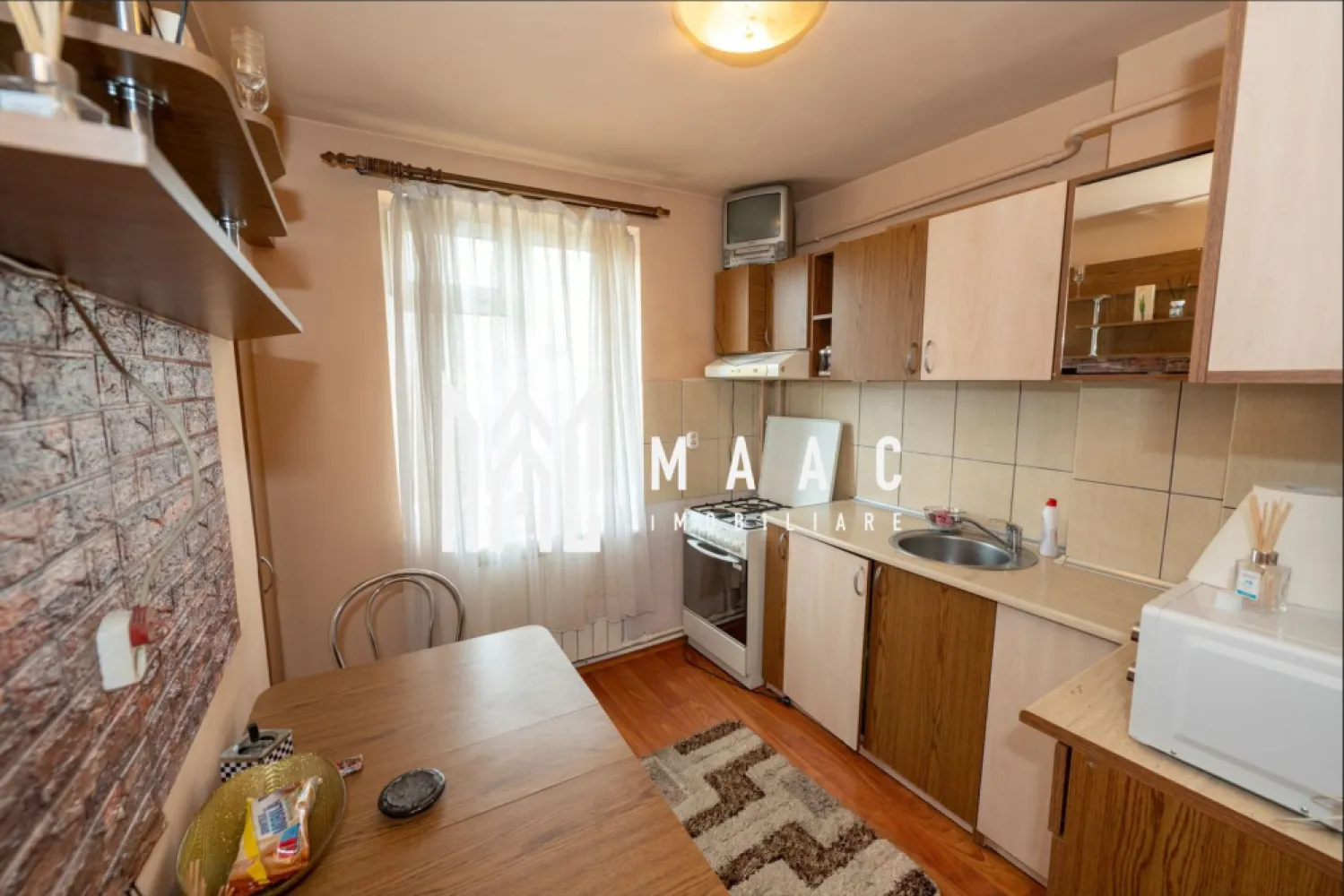 Apartament central 2 Camere | 48 MP | Mutare imediata - Apartament 2 camere etaj 4/4 – zona centrala, Râmnicu Vâlcea

MAAC Imobiliare vă propune spre vânzare un apartament cu 2 camere, situat într-o zonă excelentă, in imediata apropiere de centrul orasului, precum si de piață, supermarketuri, școli, faleza Olanesti.

Proprietatea are o suprafață totala de 48 MP, se afla la etajul 4/4, pe strada Dacia.

Este o alegere ideală pentru tineri aflați la început de drum sau ca investiție, fiind disponibil imediat pentru vanzare si este pretabil pentru inchiriere.

Apartamentul se preda mobilat si utilat ca in fotografiile de prezentare.

Pentru un comfort termic sporit si facturi mai mici la intretinere, a fost instalat un gigacalorimetru, inclusiv un aparat de aer conditionat.

Apartamentul prezinta multiple imbunatatiri precum: 
-tamplarie schimbata, 
-instalatie sanitara inlocuita
-glet si vopsea lavabila
-balcon inchis cu termopan
-baie moderna
-bucatarie complet mobilata si utilata
-parchet modern

📞 Pentru mai multe detalii și programarea unei vizionări, contactați echipa MAAC Imobiliare Râmnicu Vâlcea.

id- CP2778223