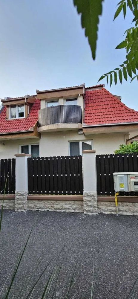 BRASADAS vinde casa tip S+P+M - zona Shopping City SM - Agenția imobiliara BRASADAS vinde casă individuală spațioasă, ideală pentru familii sau investiție – Satu Mare

Vă prezentăm spre vânzare o casă individuală, cu regim de înălțime S+P+M, compusă din 8 camere, situată pe un teren generos de 5,25 ari (525 m2), cu un front stradal de 13 m. Proprietatea dispune de un garaj dublu și o curte frumos amenajată, cu foișor și zonă de grătar – perfectă pentru relaxare în aer liber.

Imobilul se află pe o stradă liniștită, într-o zonă de top din municipiul Satu Mare, cu acces rapid către principalele puncte de interes. În apropiere regăsiți: Shopping City Satu Mare, stații de transport în comun, supermarketuri, piata Someș, iar centrul orașului este la doar 12 minute de mers pe jos sau 4 minute cu mașina.

Confortul termic este asigurat de o centrală termică pe gaz, situată în subsol, completată de izolație exterioară și un sistem modern de aer condiționat.

Suprafața utilă este de 380 m2, compartimentată astfel:
• Subsol
• Parter: living generos, dining, bucătărie, baie, holuri, terasă acoperită
• Etaj: 4 camere, hol, baie, 2 balcoane
• Pod: spațiu ideal pentru depozitare
• Apartament complet separat, situat deasupra garajului dublu

Se vinde complet mobilată și utilată, inclusiv cu unelte de grădinărit – totul pregătit pentru a vă muta imediat! Finisajele includ: parchet, gresie, faianță, vopsea lavabilă, tâmplărie PVC cu geam termopan, uși interioare din lemn masiv.

O alegere excelentă pentru două familii, dar și o oportunitate atractivă de investiție (închiriere sau locuință + spațiu birou/apartament separat).

www.brasadas.com.