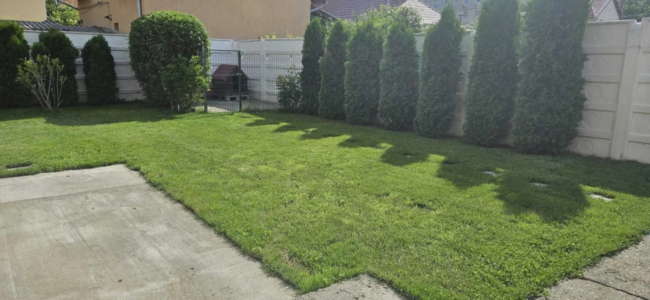 BRASADAS vinde casa tip S+P+M - zona Shopping City SM - Agenția imobiliara BRASADAS vinde casă individuală spațioasă, ideală pentru familii sau investiție – Satu Mare

Vă prezentăm spre vânzare o casă individuală, cu regim de înălțime S+P+M, compusă din 8 camere, situată pe un teren generos de 5,25 ari (525 m2), cu un front stradal de 13 m. Proprietatea dispune de un garaj dublu și o curte frumos amenajată, cu foișor și zonă de grătar – perfectă pentru relaxare în aer liber.

Imobilul se află pe o stradă liniștită, într-o zonă de top din municipiul Satu Mare, cu acces rapid către principalele puncte de interes. În apropiere regăsiți: Shopping City Satu Mare, stații de transport în comun, supermarketuri, piata Someș, iar centrul orașului este la doar 12 minute de mers pe jos sau 4 minute cu mașina.

Confortul termic este asigurat de o centrală termică pe gaz, situată în subsol, completată de izolație exterioară și un sistem modern de aer condiționat.

Suprafața utilă este de 380 m2, compartimentată astfel:
• Subsol
• Parter: living generos, dining, bucătărie, baie, holuri, terasă acoperită
• Etaj: 4 camere, hol, baie, 2 balcoane
• Pod: spațiu ideal pentru depozitare
• Apartament complet separat, situat deasupra garajului dublu

Se vinde complet mobilată și utilată, inclusiv cu unelte de grădinărit – totul pregătit pentru a vă muta imediat! Finisajele includ: parchet, gresie, faianță, vopsea lavabilă, tâmplărie PVC cu geam termopan, uși interioare din lemn masiv.

O alegere excelentă pentru două familii, dar și o oportunitate atractivă de investiție (închiriere sau locuință + spațiu birou/apartament separat).

www.brasadas.com.