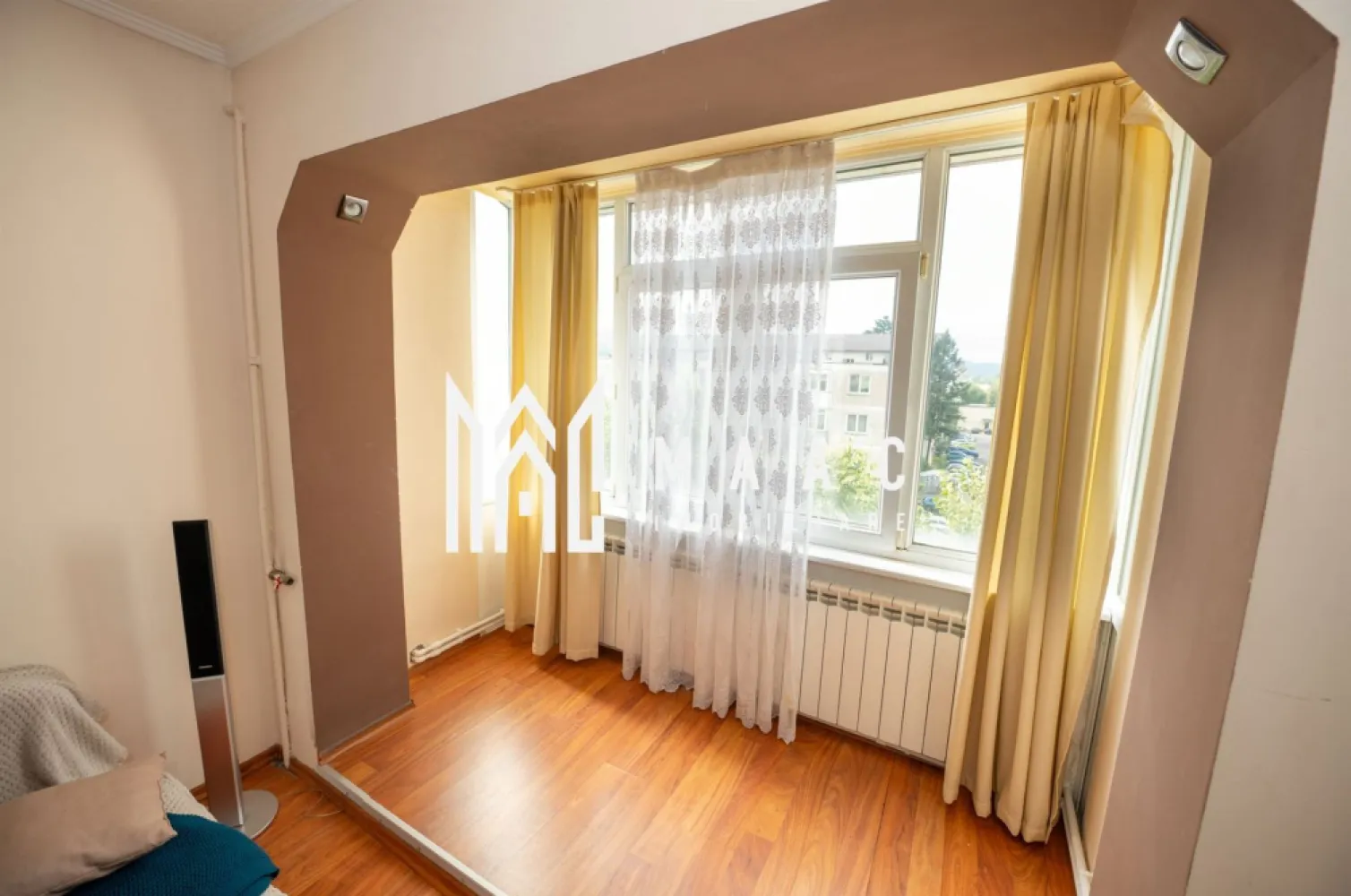 Apartament central 2 Camere | 48 MP | Mutare imediata - Apartament 2 camere etaj 4/4 – zona centrala, Râmnicu Vâlcea

MAAC Imobiliare vă propune spre vânzare un apartament cu 2 camere, situat într-o zonă excelentă, in imediata apropiere de centrul orasului, precum si de piață, supermarketuri, școli, faleza Olanesti.

Proprietatea are o suprafață totala de 48 MP, se afla la etajul 4/4, pe strada Dacia.

Este o alegere ideală pentru tineri aflați la început de drum sau ca investiție, fiind disponibil imediat pentru vanzare si este pretabil pentru inchiriere.

Apartamentul se preda mobilat si utilat ca in fotografiile de prezentare.

Pentru un comfort termic sporit si facturi mai mici la intretinere, a fost instalat un gigacalorimetru, inclusiv un aparat de aer conditionat.

Apartamentul prezinta multiple imbunatatiri precum: 
-tamplarie schimbata, 
-instalatie sanitara inlocuita
-glet si vopsea lavabila
-balcon inchis cu termopan
-baie moderna
-bucatarie complet mobilata si utilata
-parchet modern

📞 Pentru mai multe detalii și programarea unei vizionări, contactați echipa MAAC Imobiliare Râmnicu Vâlcea.

id- CP2778223