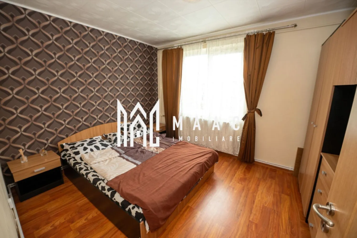 Apartament central 2 Camere | 48 MP | Mutare imediata - Apartament 2 camere etaj 4/4 – zona centrala, Râmnicu Vâlcea

MAAC Imobiliare vă propune spre vânzare un apartament cu 2 camere, situat într-o zonă excelentă, in imediata apropiere de centrul orasului, precum si de piață, supermarketuri, școli, faleza Olanesti.

Proprietatea are o suprafață totala de 48 MP, se afla la etajul 4/4, pe strada Dacia.

Este o alegere ideală pentru tineri aflați la început de drum sau ca investiție, fiind disponibil imediat pentru vanzare si este pretabil pentru inchiriere.

Apartamentul se preda mobilat si utilat ca in fotografiile de prezentare.

Pentru un comfort termic sporit si facturi mai mici la intretinere, a fost instalat un gigacalorimetru, inclusiv un aparat de aer conditionat.

Apartamentul prezinta multiple imbunatatiri precum: 
-tamplarie schimbata, 
-instalatie sanitara inlocuita
-glet si vopsea lavabila
-balcon inchis cu termopan
-baie moderna
-bucatarie complet mobilata si utilata
-parchet modern

📞 Pentru mai multe detalii și programarea unei vizionări, contactați echipa MAAC Imobiliare Râmnicu Vâlcea.

id- CP2778223