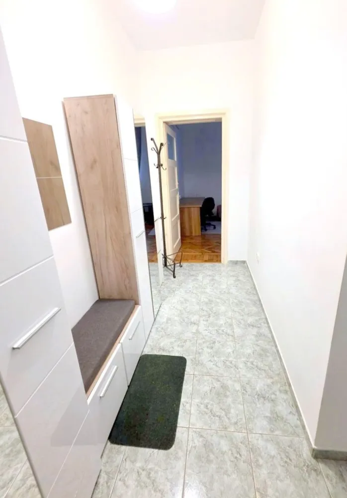 De inchiriat apartament cu o camera ultracentral, et. 1, 320 euro - Ofer spre închiriere apartament cu 1 cameră, ultracentral, situat la etajul 1, într-o zonă excelentă, cu acces rapid la mijloace de transport, magazine, restaurante și alte puncte de interes.
Apartamentul este complet mobilat și utilat, fiind pregătit pentru mutare imediată. Dispune de toate dotările necesare pentru un confort sporit.
Preț: 320 €/lună.
Garantie returnabila 320 euro.
Se percepe comision de tranzactionare.
Se închiriază preferabil pe termen lung.
Pentru mai multe informații sau pentru programarea unei vizionări, vă rog să mă contactați 0746.252.252 Liliana Ene, Agentia Mag Invest.
