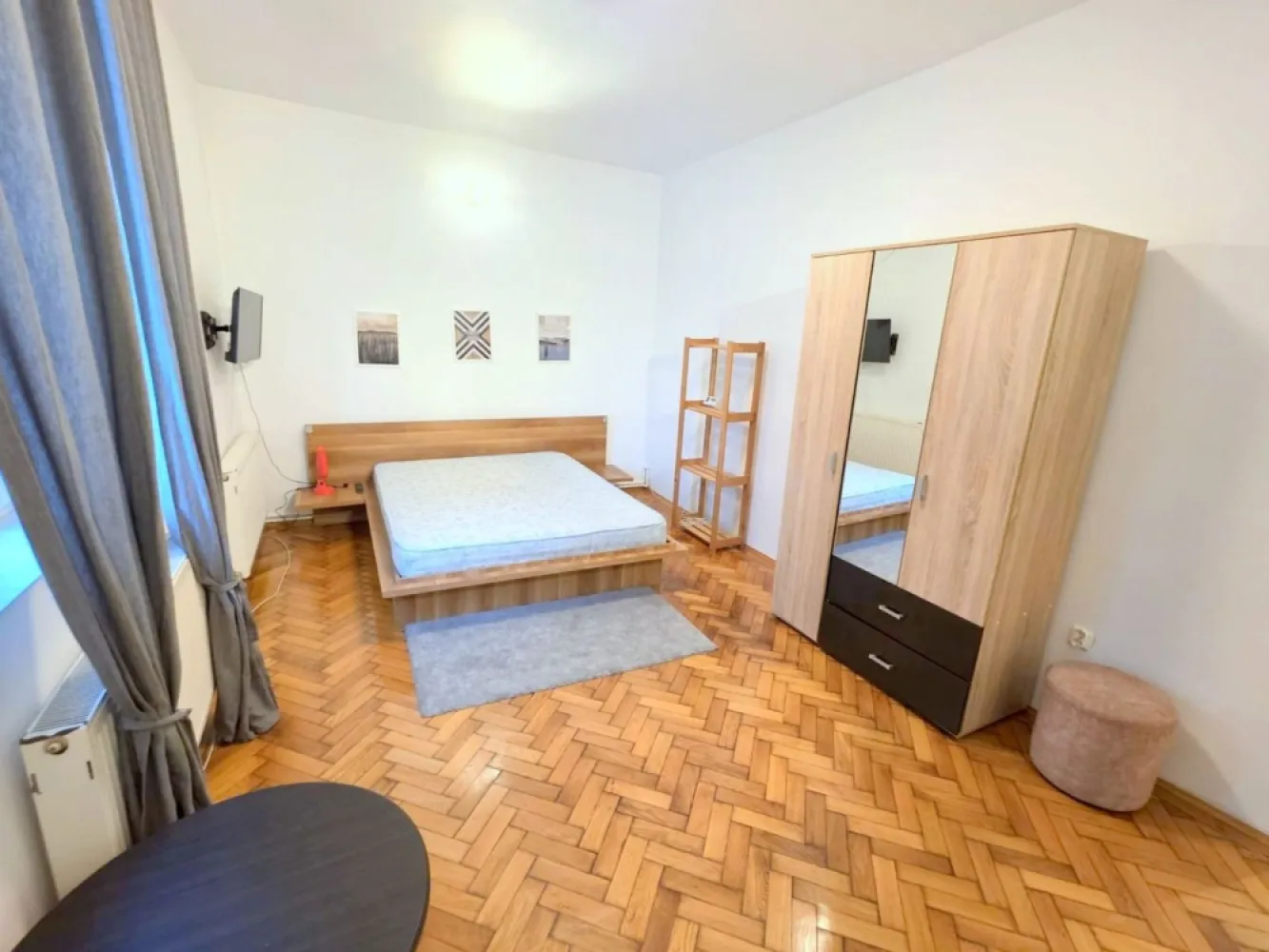 De inchiriat apartament cu o camera ultracentral, et. 1, 320 euro - Ofer spre închiriere apartament cu 1 cameră, ultracentral, situat la etajul 1, într-o zonă excelentă, cu acces rapid la mijloace de transport, magazine, restaurante și alte puncte de interes.
Apartamentul este complet mobilat și utilat, fiind pregătit pentru mutare imediată. Dispune de toate dotările necesare pentru un confort sporit.
Preț: 320 €/lună.
Garantie returnabila 320 euro.
Se percepe comision de tranzactionare.
Se închiriază preferabil pe termen lung.
Pentru mai multe informații sau pentru programarea unei vizionări, vă rog să mă contactați 0746.252.252 Liliana Ene, Agentia Mag Invest.
