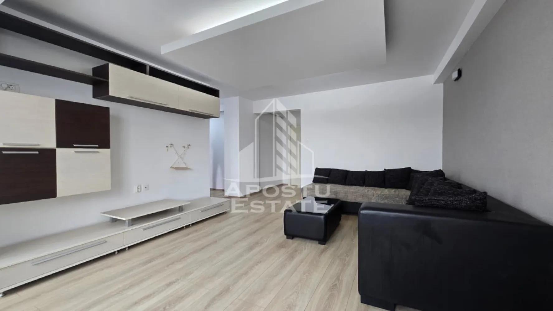 Apartament 2 camere de vanzare, zona Lipovei, Timisoara - APOSTU ESTATE va ofera spre vanzare un apartament spatios si elegant, cu 2 camere, situat in zona Lipovei din Timisoara, una dintre cele mai apreciate zone rezidentiale ale orasului, cunoscuta pentru liniste, accesibilitate si proximitatea fata de principalele puncte de interes.

Proprietatea este situata la etajul 3 al unui imobil cu 4 etaje si dispune de o suprafata utila de 68 mp, oferind spatii generoase si o compartimentare semidecomandata, practica si bine gandita. Apartamentul reprezinta o alegere potrivita atat pentru locuinta proprie, cat si pentru investitie, datorita pozitionarii excelente si accesului rapid catre Iulius Town Timisoara.

Compartimentarea este eficienta si cuprinde un hol de acces generos, bucatarie inchisa, living spatios si luminos, dormitor matrimonial, baie prevazuta cu cada si debara, ideala pentru depozitare.

Confortul termic este asigurat de centrala termica proprie, montata in urma cu aproximativ 3 ani, cu incalzire prin calorifere din otel. De asemenea, apartamentul beneficiaza de o unitate de aer conditionat, oferind un plus de confort in sezonul cald.

Proprietatea a beneficiat de imbunatatiri importante, instalatiile sanitare si electrice fiind schimbate in anul 2022. Instalatia sanitara este realizata din cupru, iar balcoanele sunt prevazute cu geamuri tripan, contribuind la o buna izolare termica si fonica.

Pozitionarea reprezinta unul dintre principalele avantaje ale proprietatii. In imediata apropiere se regasesc supermarketuri, piata, farmacii, scoli, gradinite, restaurante, cafenele si mijloace de transport in comun, oferind acces facil catre toate facilitatile necesare vietii de zi cu zi.

Proximitatea fata de Iulius Town Timisoara creste considerabil atractivitatea apartamentului, transformandu-l intr-o oportunitate excelenta atat pentru locuire, cat si pentru investitie si inchiriere.

Agentia imobiliara Apostu Estate va ofera consultanta bancara gratuita prin intermediul colaboratorilor si brokerilor nostri de credite, pentru alegerea celui mai potrivit tip de finantare, astfel incat tu sa devii noul proprietar al acestui apartament.

Va asteptam cu drag la o vizionare!

ID intern: CP3187904