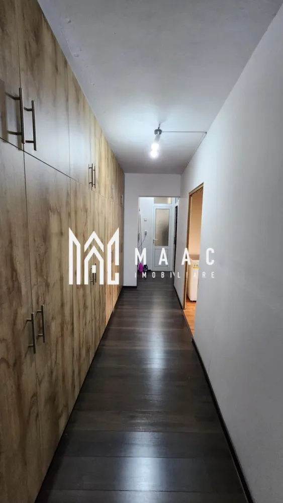 Black Friday | Apartament 3 camere Parter | Pretabil Spatiu Comercial - BLACK FRIDAY – Profită de cea mai bună perioadă din an pentru a deveni proprietar! Reducere de 6.900 euro Preț vechi: 89.900 euro Preț promoțional: 83.000 euro MAAC Imobiliare vă propune spre vânzare un apartament cu 3 camere situat la parter, în zona Ostroveni – Râmnicu Vâlcea, pretabil și pentru spațiu comercial. Proprietatea are o suprafață totală de 63 mp și se află la parterul unui bloc P+4, cu acces stradal și cadastru actualizat. Poziționarea excelentă permite transformarea acestuia într-un spațiu comercial sau birou, oferind multiple posibilități de utilizare. Avantaje: Locație centrală, cu vizibilitate și acces facil Aproape de piață, supermarketuri, școală și faleza Olănești Parter cu acces stradal – pretabil spațiu comercial Cadastru actualizat Ideal ca locuință personală sau investiție cu randament excelent O alegere perfectă pentru tineri aflați la început de drum sau pentru investitori care caută o proprietate sigură, într-o zonă cu potențial ridicat. Pentru informații și vizionări, contactați echipa MAAC Imobiliare Râmnicu Vâlcea, specificând ID: CP2777639 0722 622 403 Pentru că meriți MAACsim.