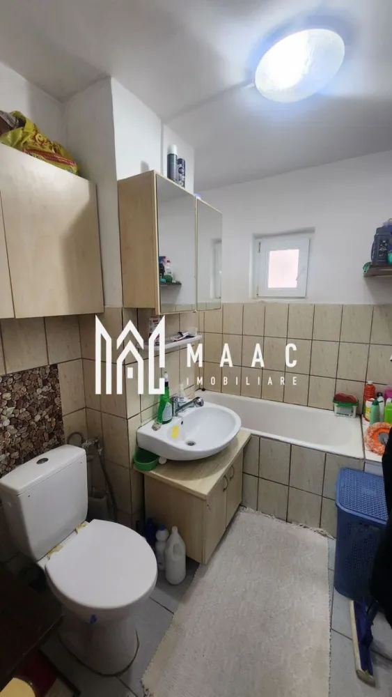 Black Friday | Apartament 3 camere Parter | Pretabil Spatiu Comercial - BLACK FRIDAY – Profită de cea mai bună perioadă din an pentru a deveni proprietar! Reducere de 6.900 euro Preț vechi: 89.900 euro Preț promoțional: 83.000 euro MAAC Imobiliare vă propune spre vânzare un apartament cu 3 camere situat la parter, în zona Ostroveni – Râmnicu Vâlcea, pretabil și pentru spațiu comercial. Proprietatea are o suprafață totală de 63 mp și se află la parterul unui bloc P+4, cu acces stradal și cadastru actualizat. Poziționarea excelentă permite transformarea acestuia într-un spațiu comercial sau birou, oferind multiple posibilități de utilizare. Avantaje: Locație centrală, cu vizibilitate și acces facil Aproape de piață, supermarketuri, școală și faleza Olănești Parter cu acces stradal – pretabil spațiu comercial Cadastru actualizat Ideal ca locuință personală sau investiție cu randament excelent O alegere perfectă pentru tineri aflați la început de drum sau pentru investitori care caută o proprietate sigură, într-o zonă cu potențial ridicat. Pentru informații și vizionări, contactați echipa MAAC Imobiliare Râmnicu Vâlcea, specificând ID: CP2777639 0722 622 403 Pentru că meriți MAACsim.