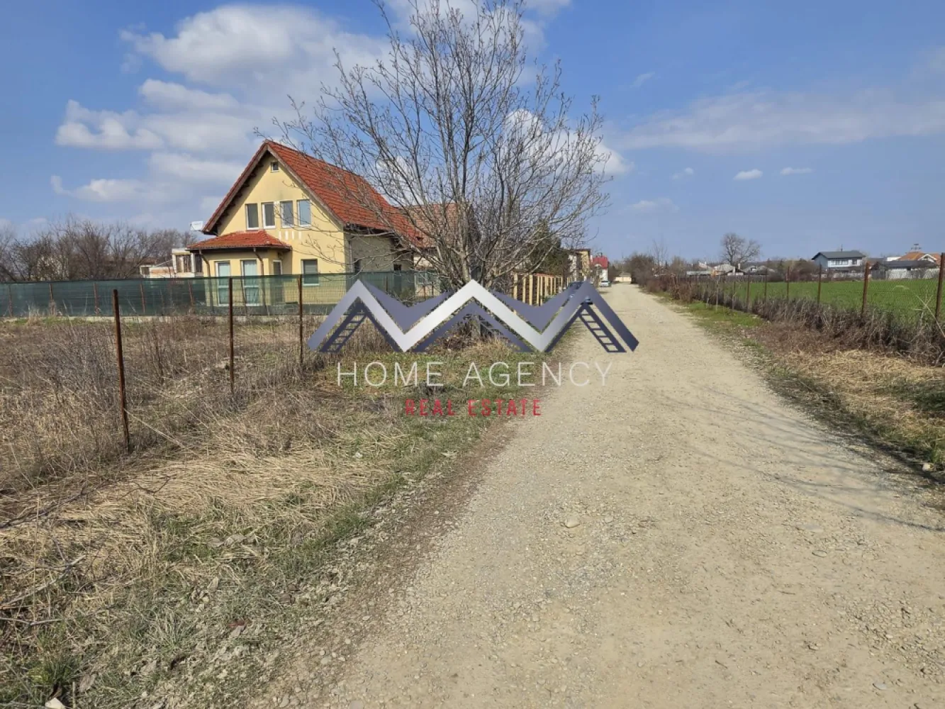Teren 500 mp Balotești, Șos. Unirii, utilități - Vă propunem, spre vânzare, 2 loturi de teren situate în Balotești, pe Șoseaua Unirii, într-o zonă locuită, în dezvoltare, cu acces facil către principalele puncte de interes din Nordul Capitalei.

Fiecare lot are o suprafață utilă de 500 mp și beneficiază de dublu front stradal, un avantaj important atât pentru proiecte rezidențiale, cât și pentru o valorificare eficientă a terenului din punct de vedere arhitectural și funcțional. Terenul are formă dreptunghiulară, este plan și ușor de construit, fiind ideal pentru dezvoltarea unei case individuale, a unui duplex sau a unei investiții pe termen mediu și lung.

Un alt mare plus îl reprezintă faptul că toate utilitățile sunt la limita proprietății, ceea ce simplifică semnificativ procesul de autorizare și construire. În plus, terenul este amplasat între case deja construite, într-un cadru locuit și aerisit, nu izolat, ceea ce oferă confort și siguranță pentru viitorul proprietar.

Poziționarea pe Șoseaua Unirii asigură acces rapid către DN1, București, Otopeni și zonele comerciale din Nord. În apropiere se regăsesc magazine, școli, grădinițe, mijloace de transport, restaurante și alte facilități necesare vieții de zi cu zi, ceea ce face această proprietate foarte potrivită pentru construcție rezidențială permanentă, nu doar pentru casă de vacanță sau investiție speculativă.

Zona Balotești este tot mai căutată de familii și investitori datorită echilibrului dintre liniște, spațiu și conectivitate. Proprietatea oferă exact acest mix: amplasare bună, teren ușor de construit, vecinătăți deja formate și acces rapid la tot ce ai nevoie.

Sunt disponibile 2 loturi spre vânzare, fiecare cu suprafață utilă de 500 mp fiecare, iar prețul afișat este pentru un singur lot. O alegere excelentă pentru cei care caută un teren bine poziționat, într-o zonă locuită, cu potențial real de construire și valorificare.

Programează acum o vizionare!