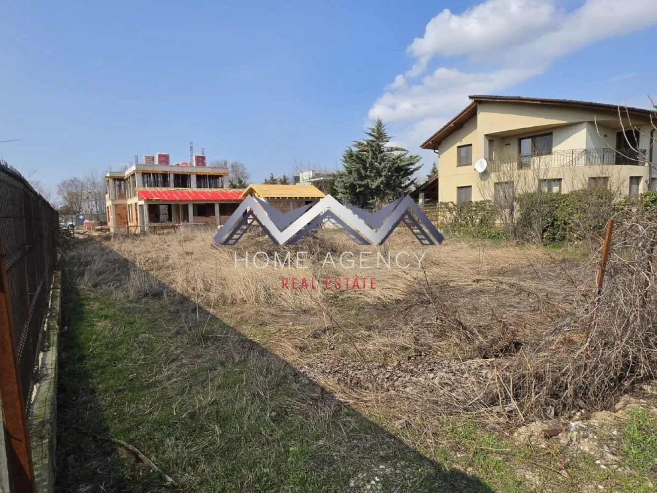 Teren 500 mp Balotești, Șos. Unirii, utilități - Vă propunem, spre vânzare, 2 loturi de teren situate în Balotești, pe Șoseaua Unirii, într-o zonă locuită, în dezvoltare, cu acces facil către principalele puncte de interes din Nordul Capitalei.

Fiecare lot are o suprafață utilă de 500 mp și beneficiază de dublu front stradal, un avantaj important atât pentru proiecte rezidențiale, cât și pentru o valorificare eficientă a terenului din punct de vedere arhitectural și funcțional. Terenul are formă dreptunghiulară, este plan și ușor de construit, fiind ideal pentru dezvoltarea unei case individuale, a unui duplex sau a unei investiții pe termen mediu și lung.

Un alt mare plus îl reprezintă faptul că toate utilitățile sunt la limita proprietății, ceea ce simplifică semnificativ procesul de autorizare și construire. În plus, terenul este amplasat între case deja construite, într-un cadru locuit și aerisit, nu izolat, ceea ce oferă confort și siguranță pentru viitorul proprietar.

Poziționarea pe Șoseaua Unirii asigură acces rapid către DN1, București, Otopeni și zonele comerciale din Nord. În apropiere se regăsesc magazine, școli, grădinițe, mijloace de transport, restaurante și alte facilități necesare vieții de zi cu zi, ceea ce face această proprietate foarte potrivită pentru construcție rezidențială permanentă, nu doar pentru casă de vacanță sau investiție speculativă.

Zona Balotești este tot mai căutată de familii și investitori datorită echilibrului dintre liniște, spațiu și conectivitate. Proprietatea oferă exact acest mix: amplasare bună, teren ușor de construit, vecinătăți deja formate și acces rapid la tot ce ai nevoie.

Sunt disponibile 2 loturi spre vânzare, fiecare cu suprafață utilă de 500 mp fiecare, iar prețul afișat este pentru un singur lot. O alegere excelentă pentru cei care caută un teren bine poziționat, într-o zonă locuită, cu potențial real de construire și valorificare.

Programează acum o vizionare!