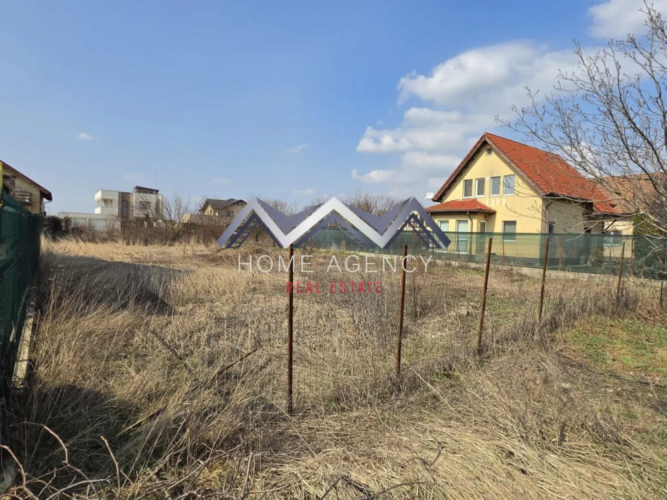 Teren 500 mp Balotești, Șos. Unirii, utilități - Vă propunem, spre vânzare, 2 loturi de teren situate în Balotești, pe Șoseaua Unirii, într-o zonă locuită, în dezvoltare, cu acces facil către principalele puncte de interes din Nordul Capitalei.

Fiecare lot are o suprafață utilă de 500 mp și beneficiază de dublu front stradal, un avantaj important atât pentru proiecte rezidențiale, cât și pentru o valorificare eficientă a terenului din punct de vedere arhitectural și funcțional. Terenul are formă dreptunghiulară, este plan și ușor de construit, fiind ideal pentru dezvoltarea unei case individuale, a unui duplex sau a unei investiții pe termen mediu și lung.

Un alt mare plus îl reprezintă faptul că toate utilitățile sunt la limita proprietății, ceea ce simplifică semnificativ procesul de autorizare și construire. În plus, terenul este amplasat între case deja construite, într-un cadru locuit și aerisit, nu izolat, ceea ce oferă confort și siguranță pentru viitorul proprietar.

Poziționarea pe Șoseaua Unirii asigură acces rapid către DN1, București, Otopeni și zonele comerciale din Nord. În apropiere se regăsesc magazine, școli, grădinițe, mijloace de transport, restaurante și alte facilități necesare vieții de zi cu zi, ceea ce face această proprietate foarte potrivită pentru construcție rezidențială permanentă, nu doar pentru casă de vacanță sau investiție speculativă.

Zona Balotești este tot mai căutată de familii și investitori datorită echilibrului dintre liniște, spațiu și conectivitate. Proprietatea oferă exact acest mix: amplasare bună, teren ușor de construit, vecinătăți deja formate și acces rapid la tot ce ai nevoie.

Sunt disponibile 2 loturi spre vânzare, fiecare cu suprafață utilă de 500 mp fiecare, iar prețul afișat este pentru un singur lot. O alegere excelentă pentru cei care caută un teren bine poziționat, într-o zonă locuită, cu potențial real de construire și valorificare.

Programează acum o vizionare!