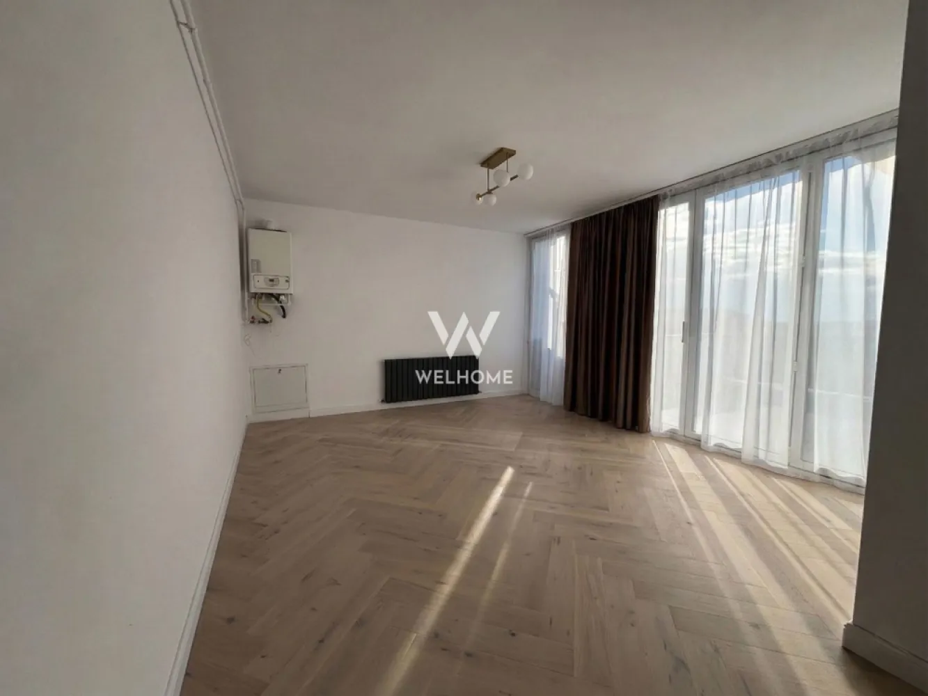 Penthouse MODERN cu 2 terase in Selimbar-Sibiu - Penthouse exclusivist cu 3 camere, cu o terasă spectaculoasă de 35 mp si Pozitie Sud-Est

Descoperă un penthouse elegant de 115 mp utili, situat la etajul 2, conceput pentru confort, spațiu și lumină naturală din plin. Proprietatea impresionează prin finisaje premium și prin terasele generoase care extind spațiul de locuit în aer liber.

Apartamentul este compartimentat inteligent și include:

-Hol spatios cu zona de papucar
- Living impresionant, extrem de spațios, ideal pentru relaxare sau socializare.
 -Bucătărie separată, cu acces direct către terasa principală
- Două dormitoare luminoase, ambele cu ieșire pe terasă
- Dormitor matrimonial cu baie proprie
-Terasă principală de 35 mp, accesibilă din living și bucătărie – perfectă pentru lounge sau dining
-A doua terasă dedicata dormitoarelor

Finisaje Premium:
 -Terase mari modern amenajate cu piatră și sticlă panoramică 
-Finisaje calitative: parchet masiv triplu stratificat, peretii finisati si varuiti albi, gresie mare format, instalații moderne + calorifere 
- Baia mică și principală bine modernizate, cabine de duș cu geam, obiecte sanitare freestanding, calorifere moderne negre, cada freestanding si robinet la cada freestanding 
-Uși terasa tip acordion și lumină pe șină metalică modernă etc

Această proprietate este alegerea perfectă pentru cei care caută un apartament spațios, luminos și cu zone exterioare generoase, într-un cadru modern și elegant.

Daca vrei sa stii mai multe detalii si sa te convingi daca aceasta proprietate este pentru tine, contacteaza-ma.

PRET: 215.000 EURO
CONTACT: 0740029352 Ioana Larisa