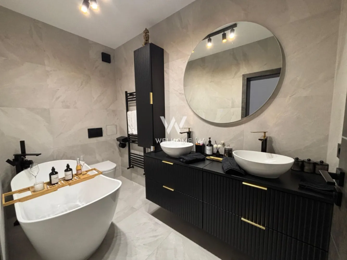 Penthouse MODERN cu 2 terase in Selimbar-Sibiu - Penthouse exclusivist cu 3 camere, cu o terasă spectaculoasă de 35 mp si Pozitie Sud-Est

Descoperă un penthouse elegant de 115 mp utili, situat la etajul 2, conceput pentru confort, spațiu și lumină naturală din plin. Proprietatea impresionează prin finisaje premium și prin terasele generoase care extind spațiul de locuit în aer liber.

Apartamentul este compartimentat inteligent și include:

-Hol spatios cu zona de papucar
- Living impresionant, extrem de spațios, ideal pentru relaxare sau socializare.
 -Bucătărie separată, cu acces direct către terasa principală
- Două dormitoare luminoase, ambele cu ieșire pe terasă
- Dormitor matrimonial cu baie proprie
-Terasă principală de 35 mp, accesibilă din living și bucătărie – perfectă pentru lounge sau dining
-A doua terasă dedicata dormitoarelor

Finisaje Premium:
 -Terase mari modern amenajate cu piatră și sticlă panoramică 
-Finisaje calitative: parchet masiv triplu stratificat, peretii finisati si varuiti albi, gresie mare format, instalații moderne + calorifere 
- Baia mică și principală bine modernizate, cabine de duș cu geam, obiecte sanitare freestanding, calorifere moderne negre, cada freestanding si robinet la cada freestanding 
-Uși terasa tip acordion și lumină pe șină metalică modernă etc

Această proprietate este alegerea perfectă pentru cei care caută un apartament spațios, luminos și cu zone exterioare generoase, într-un cadru modern și elegant.

Daca vrei sa stii mai multe detalii si sa te convingi daca aceasta proprietate este pentru tine, contacteaza-ma.

PRET: 215.000 EURO
CONTACT: 0740029352 Ioana Larisa