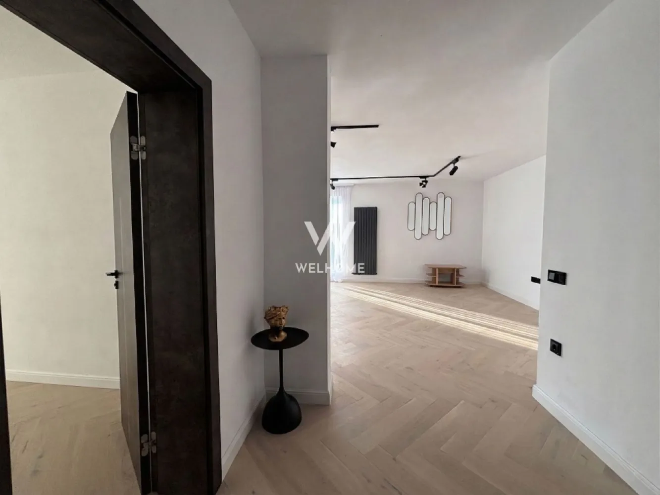 Penthouse MODERN cu 2 terase in Selimbar-Sibiu - Penthouse exclusivist cu 3 camere, cu o terasă spectaculoasă de 35 mp si Pozitie Sud-Est

Descoperă un penthouse elegant de 115 mp utili, situat la etajul 2, conceput pentru confort, spațiu și lumină naturală din plin. Proprietatea impresionează prin finisaje premium și prin terasele generoase care extind spațiul de locuit în aer liber.

Apartamentul este compartimentat inteligent și include:

-Hol spatios cu zona de papucar
- Living impresionant, extrem de spațios, ideal pentru relaxare sau socializare.
 -Bucătărie separată, cu acces direct către terasa principală
- Două dormitoare luminoase, ambele cu ieșire pe terasă
- Dormitor matrimonial cu baie proprie
-Terasă principală de 35 mp, accesibilă din living și bucătărie – perfectă pentru lounge sau dining
-A doua terasă dedicata dormitoarelor

Finisaje Premium:
 -Terase mari modern amenajate cu piatră și sticlă panoramică 
-Finisaje calitative: parchet masiv triplu stratificat, peretii finisati si varuiti albi, gresie mare format, instalații moderne + calorifere 
- Baia mică și principală bine modernizate, cabine de duș cu geam, obiecte sanitare freestanding, calorifere moderne negre, cada freestanding si robinet la cada freestanding 
-Uși terasa tip acordion și lumină pe șină metalică modernă etc

Această proprietate este alegerea perfectă pentru cei care caută un apartament spațios, luminos și cu zone exterioare generoase, într-un cadru modern și elegant.

Daca vrei sa stii mai multe detalii si sa te convingi daca aceasta proprietate este pentru tine, contacteaza-ma.

PRET: 215.000 EURO
CONTACT: 0740029352 Ioana Larisa