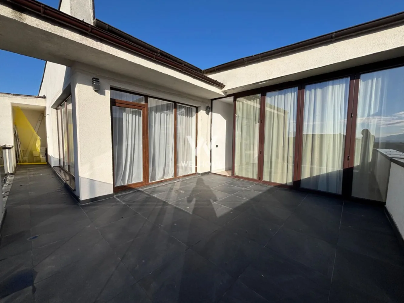 Penthouse MODERN cu 2 terase in Selimbar-Sibiu - Penthouse exclusivist cu 3 camere, cu o terasă spectaculoasă de 35 mp si Pozitie Sud-Est

Descoperă un penthouse elegant de 115 mp utili, situat la etajul 2, conceput pentru confort, spațiu și lumină naturală din plin. Proprietatea impresionează prin finisaje premium și prin terasele generoase care extind spațiul de locuit în aer liber.

Apartamentul este compartimentat inteligent și include:

-Hol spatios cu zona de papucar
- Living impresionant, extrem de spațios, ideal pentru relaxare sau socializare.
 -Bucătărie separată, cu acces direct către terasa principală
- Două dormitoare luminoase, ambele cu ieșire pe terasă
- Dormitor matrimonial cu baie proprie
-Terasă principală de 35 mp, accesibilă din living și bucătărie – perfectă pentru lounge sau dining
-A doua terasă dedicata dormitoarelor

Finisaje Premium:
 -Terase mari modern amenajate cu piatră și sticlă panoramică 
-Finisaje calitative: parchet masiv triplu stratificat, peretii finisati si varuiti albi, gresie mare format, instalații moderne + calorifere 
- Baia mică și principală bine modernizate, cabine de duș cu geam, obiecte sanitare freestanding, calorifere moderne negre, cada freestanding si robinet la cada freestanding 
-Uși terasa tip acordion și lumină pe șină metalică modernă etc

Această proprietate este alegerea perfectă pentru cei care caută un apartament spațios, luminos și cu zone exterioare generoase, într-un cadru modern și elegant.

Daca vrei sa stii mai multe detalii si sa te convingi daca aceasta proprietate este pentru tine, contacteaza-ma.

PRET: 215.000 EURO
CONTACT: 0740029352 Ioana Larisa