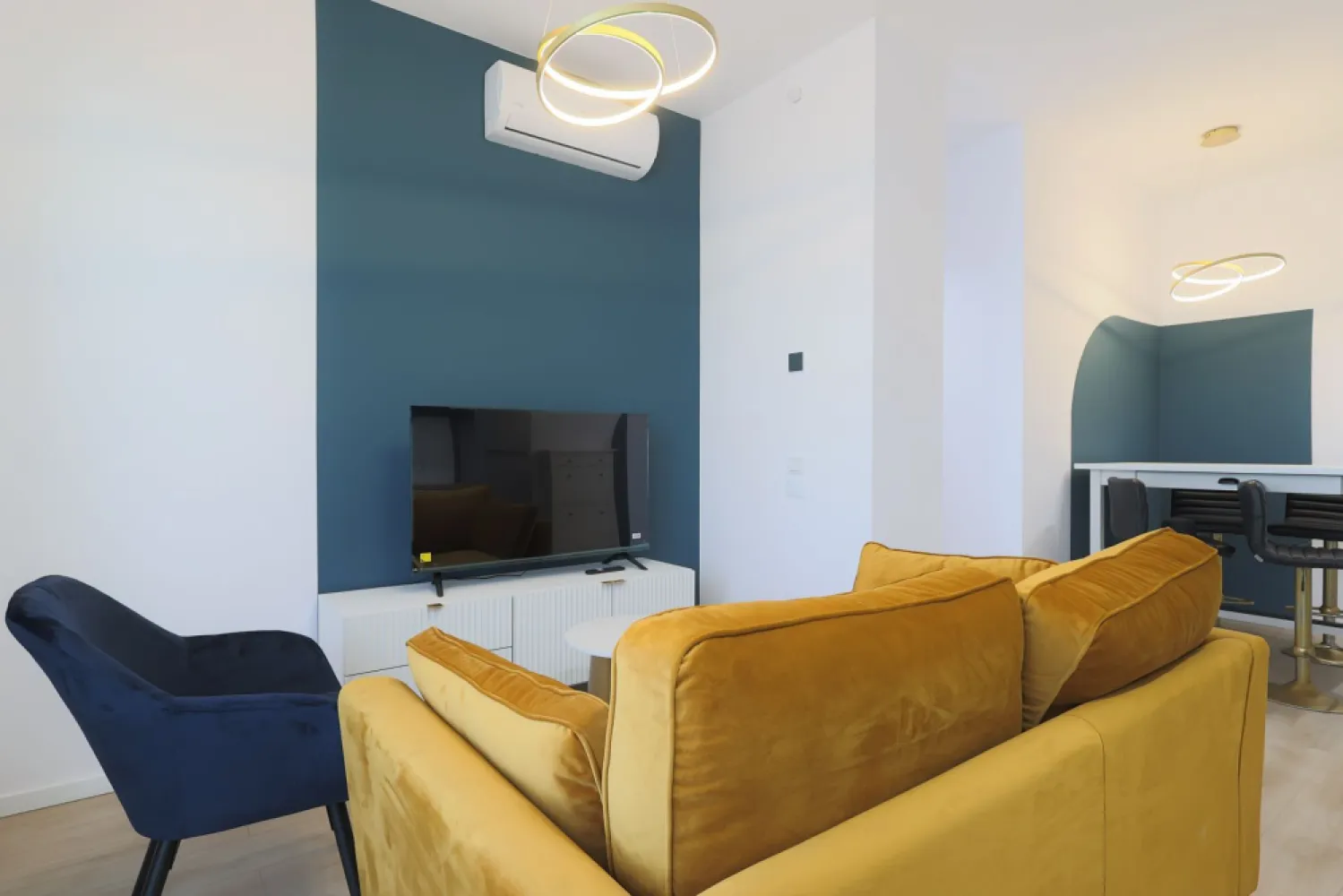 Apartament in cel mai nou bloc ARED RED9, fără agenție - comision 0 - Am plăcerea sa iți propun spre vânzare direct de la dezvoltatorul imobiliar, fără comision, un apartament nou cu un dormitor în noul cartier ARED City 9, situat pe Calea Aurel Vlaicu nr 14, în imediata apropiere a Atrium Mall, apartamentul cu numărul 38.
Prețul afișat este pentru plata integrală până la 30.09.2026, apartament finisat și mobilat.

Apartamentul situat la etajul 5, are centrală proprie pe gaz, se predă LA CHEIE. 
Atenție, apartamentul se vinde ca investiție, cu chiriași.
📢 Atenție! Detalii preț și TVA:
💰 Prețul este 139.929 EUR (TVA 21% inclus 
🏢 Dacă este cumpărat de o firmă plătitoare de TVA, prețul 115.644 EUR. (TVA 21 % - taxare inversa )
📌 Apartamentul se achiziționează prin plata unui avans de 25% din valoarea sa. Pentru plata integrală până la 31.05.2026 se acordă un discount de 3% aplicabil pe restul sumei, în speță pe diferența de 75%.â
Beneficiază de încălzire în pardoseală, gresie și parchet, sistem de casă inteligentă, ușă metalică la intrare și uși MDF la interior, baia funcțională, uși exterioare PVC, gri antracit la exterior, alb la interior cu profile de adâncime de 80mm realizate cu 6 camere de izolare, cu geam tripan.

Nu ratați șansa de a vă transforma acest apartament într-un cămin al visurilor dumneavoastră!
Sună-mă acum pentru mai multe detalii și pentru a stabili o vizionare la 0724694458 Dorel Veres consultant imobiliar ARED Birou Centru

Birou: ACASĂ | Agenție imobiliară Arad
Adresă: Bulevardul Decebal 2, Arad 310133