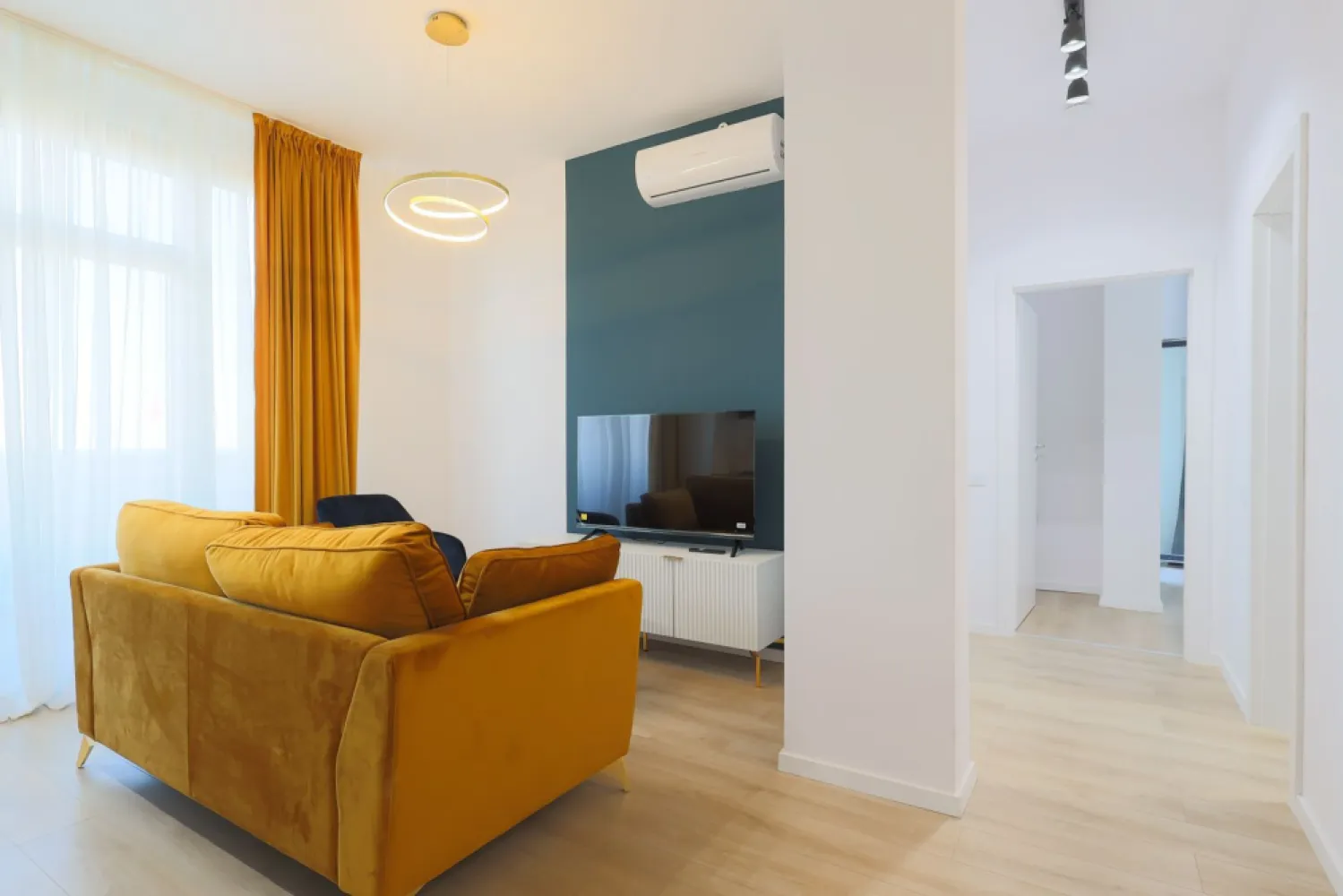Apartament in cel mai nou bloc ARED RED9, fără agenție - comision 0 - Am plăcerea sa iți propun spre vânzare direct de la dezvoltatorul imobiliar, fără comision, un apartament nou cu un dormitor în noul cartier ARED City 9, situat pe Calea Aurel Vlaicu nr 14, în imediata apropiere a Atrium Mall, apartamentul cu numărul 38.
Prețul afișat este pentru plata integrală până la 30.09.2026, apartament finisat și mobilat.

Apartamentul situat la etajul 5, are centrală proprie pe gaz, se predă LA CHEIE. 
Atenție, apartamentul se vinde ca investiție, cu chiriași.
📢 Atenție! Detalii preț și TVA:
💰 Prețul este 139.929 EUR (TVA 21% inclus 
🏢 Dacă este cumpărat de o firmă plătitoare de TVA, prețul 115.644 EUR. (TVA 21 % - taxare inversa )
📌 Apartamentul se achiziționează prin plata unui avans de 25% din valoarea sa. Pentru plata integrală până la 31.05.2026 se acordă un discount de 3% aplicabil pe restul sumei, în speță pe diferența de 75%.â
Beneficiază de încălzire în pardoseală, gresie și parchet, sistem de casă inteligentă, ușă metalică la intrare și uși MDF la interior, baia funcțională, uși exterioare PVC, gri antracit la exterior, alb la interior cu profile de adâncime de 80mm realizate cu 6 camere de izolare, cu geam tripan.

Nu ratați șansa de a vă transforma acest apartament într-un cămin al visurilor dumneavoastră!
Sună-mă acum pentru mai multe detalii și pentru a stabili o vizionare la 0724694458 Dorel Veres consultant imobiliar ARED Birou Centru

Birou: ACASĂ | Agenție imobiliară Arad
Adresă: Bulevardul Decebal 2, Arad 310133