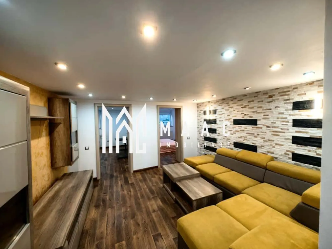 Casa 6 Camere I Curte I Zona Piata Cluj - MAAC Imobiliare vă propune spre vânzare o casă individuală spațioasă, situată într-o zonă liniștită și bine conectată a orașului, în apropiere de Piața Cluj.

Compartimentare:
 • 3 dormitoare
 • 2 livinguri
 • 2 bucătării
 • 2 băi 
 • garaj cu canal de service

Proprietatea dispune de o curte generoasă, perfectă pentru relaxare, grădinărit sau alte activități în aer liber.

Casa se vinde parțial mobilată și utilată.

Amplasată într-o zonă liniștită, cu acces rapid către punctele de interes din oraș.

 Pentru mai multe detalii sau pentru programarea unei vizionări, vă rugăm să ne contactați și să specificați ID-ul proprietății: CP2959837.