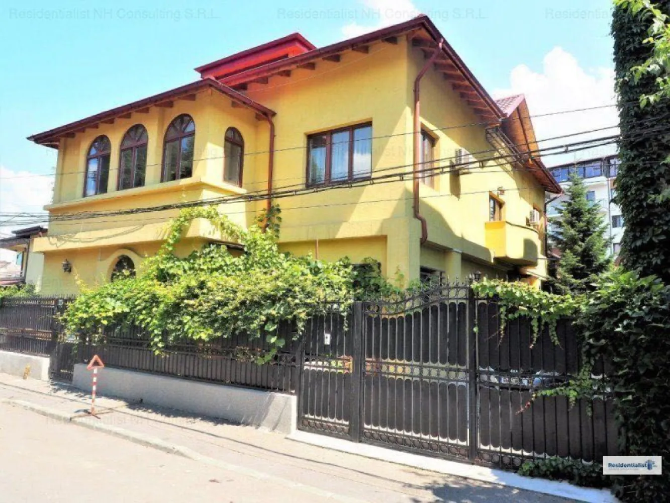 BRASADAS închiriază vila 6 cam Calea Mosilor. - Agenția BRASADAS inchiriaza vilă ultracentrală zona Calea Mosilor ( bisera Sf Silvestru ) 

* Suprafață totală: 416 mp, împărțiți astfel:
 * Parter: 109 mp
 * Etaj: 157 mp
 * Mansardă (open space): 150 mp

* Compartimentare: 6 camere, 2 holuri generoase pe fiecare etaj, spații tehnice și de depozitare multiple
* Facilități: 2 grupuri sanitare, 2 băi complet utilate, 2 balcoane

Proprietatea este ideală pentru birouri, sediu de firmă sau alte activități comerciale. 

Contractul se va face pe minim 3 ani. 

Pentru mai multe oferte accesați www.brasadas.com.