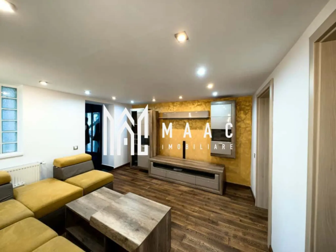 Casa 6 Camere I Curte I Zona Piata Cluj - MAAC Imobiliare vă propune spre vânzare o casă individuală spațioasă, situată într-o zonă liniștită și bine conectată a orașului, în apropiere de Piața Cluj.

Compartimentare:
 • 3 dormitoare
 • 2 livinguri
 • 2 bucătării
 • 2 băi 
 • garaj cu canal de service

Proprietatea dispune de o curte generoasă, perfectă pentru relaxare, grădinărit sau alte activități în aer liber.

Casa se vinde parțial mobilată și utilată.

Amplasată într-o zonă liniștită, cu acces rapid către punctele de interes din oraș.

 Pentru mai multe detalii sau pentru programarea unei vizionări, vă rugăm să ne contactați și să specificați ID-ul proprietății: CP2959837.