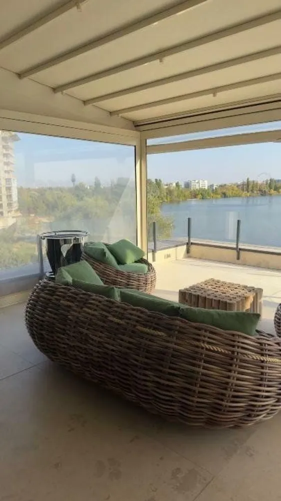 Apartament/ Penthouse Laguna Residence - -Complexul dispune de 12.000 mp de spaţii verzi

-Apartamentul este compus din 5 camere , din care 2 dormitoare de tip master cu băi matrimoniale la care se adăuga un dormitor de oaspeţi şi unul pentru copil;
-Dispune de 2 locuri de parcare aflate in subteran unde veţi găsi si o staţie de încărcare electrica ;
- Terasa de 87 m2, expunere sudica respectiv vedere spre răsărit şi apus.