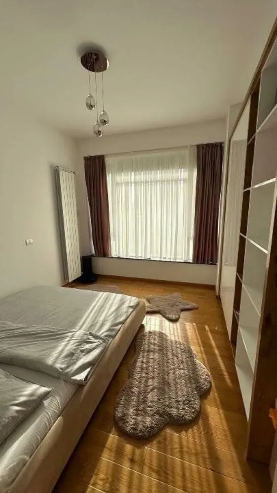 Apartament/ Penthouse Laguna Residence - -Complexul dispune de 12.000 mp de spaţii verzi

-Apartamentul este compus din 5 camere , din care 2 dormitoare de tip master cu băi matrimoniale la care se adăuga un dormitor de oaspeţi şi unul pentru copil;
-Dispune de 2 locuri de parcare aflate in subteran unde veţi găsi si o staţie de încărcare electrica ;
- Terasa de 87 m2, expunere sudica respectiv vedere spre răsărit şi apus.