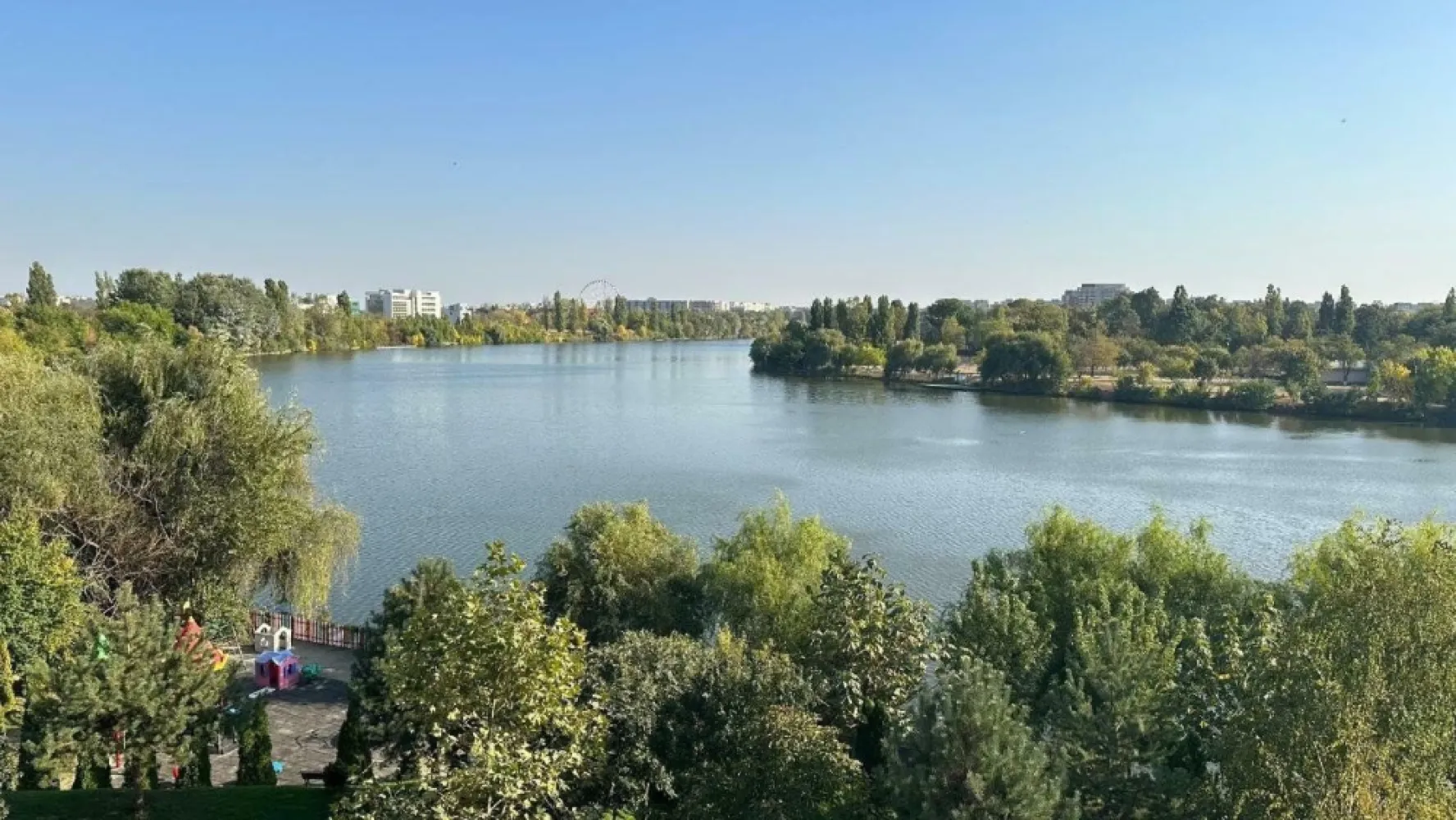 Apartament/ Penthouse Laguna Residence - -Complexul dispune de 12.000 mp de spaţii verzi

-Apartamentul este compus din 5 camere , din care 2 dormitoare de tip master cu băi matrimoniale la care se adăuga un dormitor de oaspeţi şi unul pentru copil;
-Dispune de 2 locuri de parcare aflate in subteran unde veţi găsi si o staţie de încărcare electrica ;
- Terasa de 87 m2, expunere sudica respectiv vedere spre răsărit şi apus.
