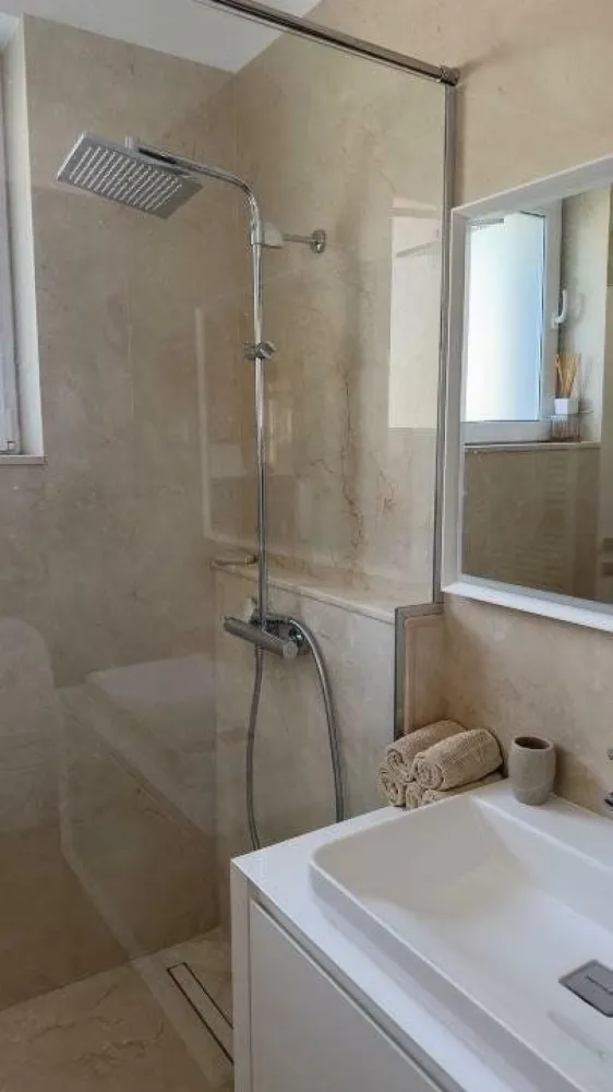 Apartament/ Penthouse Laguna Residence - -Complexul dispune de 12.000 mp de spaţii verzi

-Apartamentul este compus din 5 camere , din care 2 dormitoare de tip master cu băi matrimoniale la care se adăuga un dormitor de oaspeţi şi unul pentru copil;
-Dispune de 2 locuri de parcare aflate in subteran unde veţi găsi si o staţie de încărcare electrica ;
- Terasa de 87 m2, expunere sudica respectiv vedere spre răsărit şi apus.