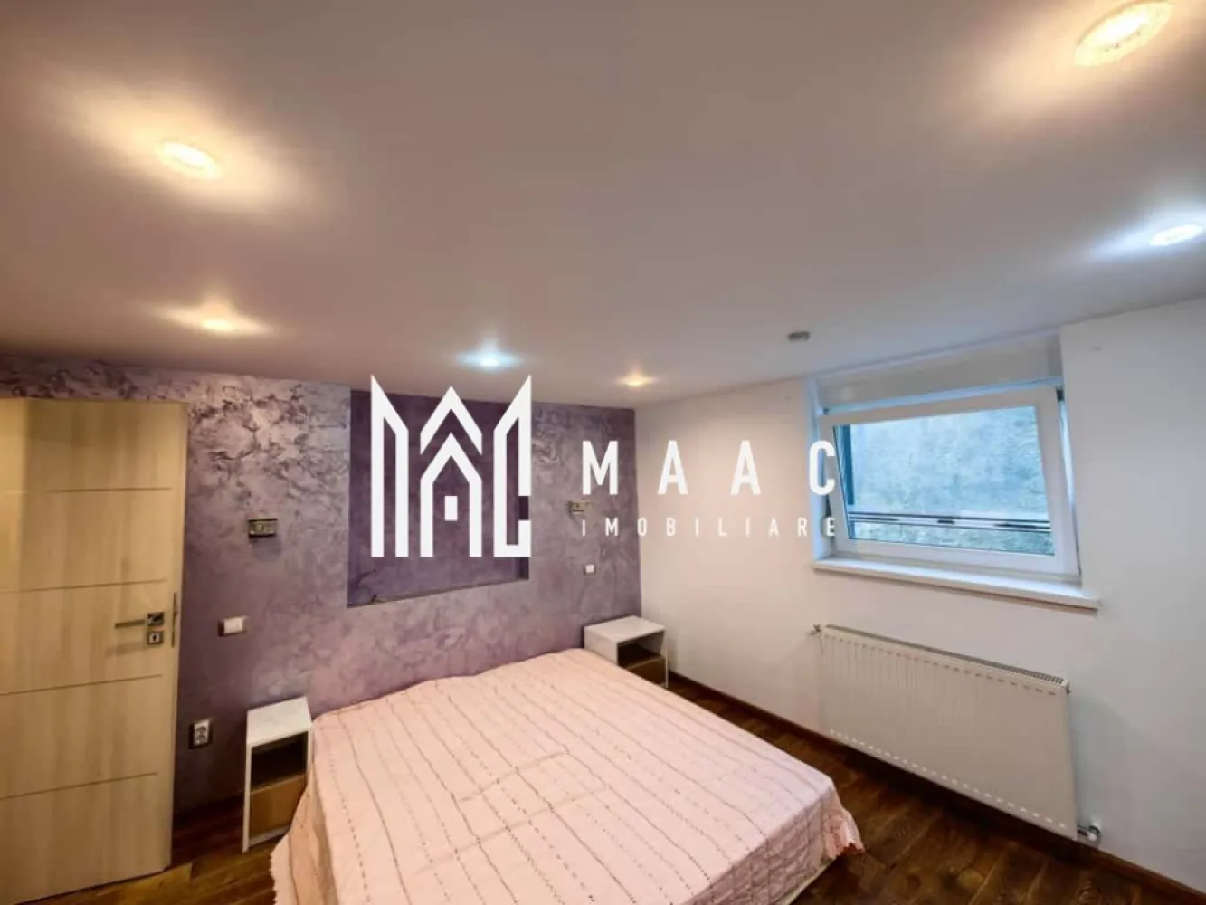 Casa 6 Camere I Curte I Zona Piata Cluj - MAAC Imobiliare vă propune spre vânzare o casă individuală spațioasă, situată într-o zonă liniștită și bine conectată a orașului, în apropiere de Piața Cluj.

Compartimentare:
 • 3 dormitoare
 • 2 livinguri
 • 2 bucătării
 • 2 băi 
 • garaj cu canal de service

Proprietatea dispune de o curte generoasă, perfectă pentru relaxare, grădinărit sau alte activități în aer liber.

Casa se vinde parțial mobilată și utilată.

Amplasată într-o zonă liniștită, cu acces rapid către punctele de interes din oraș.

 Pentru mai multe detalii sau pentru programarea unei vizionări, vă rugăm să ne contactați și să specificați ID-ul proprietății: CP2959837.