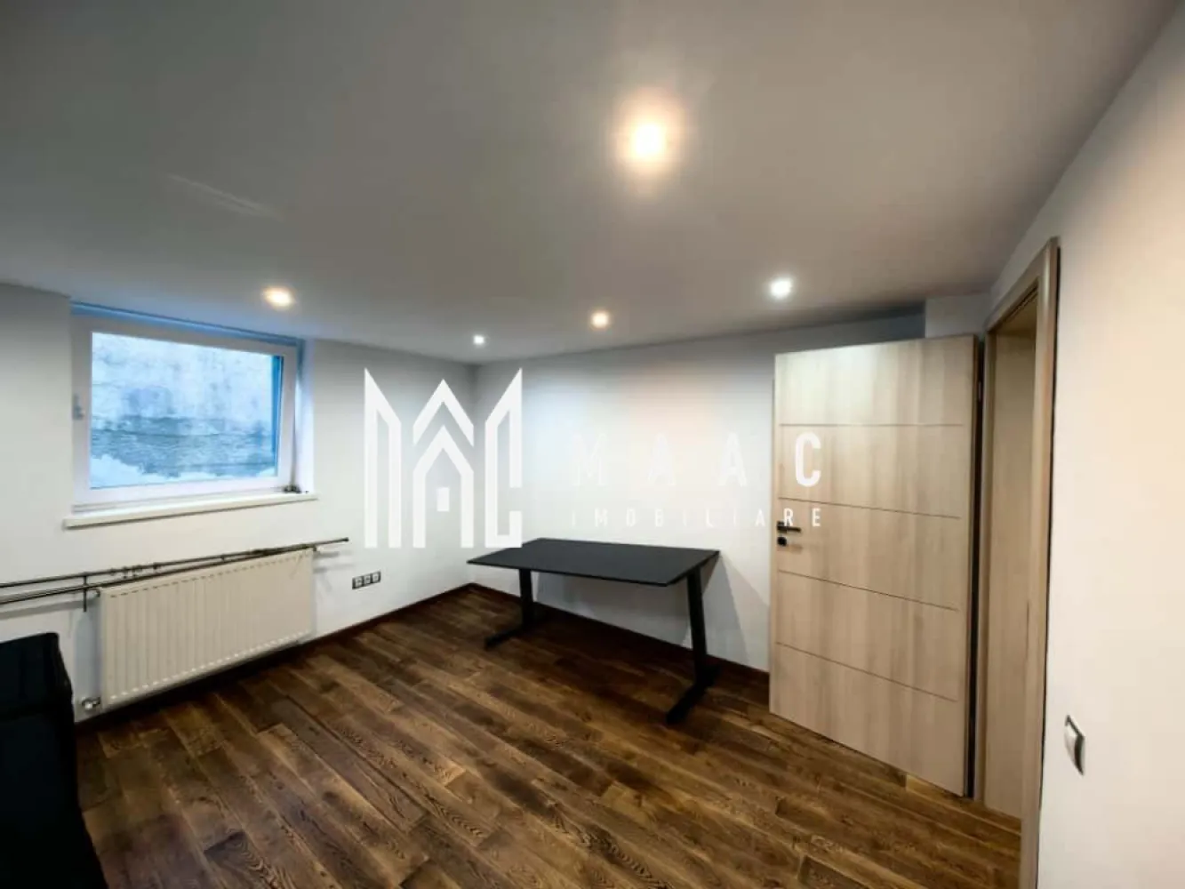 Casa 6 Camere I Curte I Zona Piata Cluj - MAAC Imobiliare vă propune spre vânzare o casă individuală spațioasă, situată într-o zonă liniștită și bine conectată a orașului, în apropiere de Piața Cluj.

Compartimentare:
 • 3 dormitoare
 • 2 livinguri
 • 2 bucătării
 • 2 băi 
 • garaj cu canal de service

Proprietatea dispune de o curte generoasă, perfectă pentru relaxare, grădinărit sau alte activități în aer liber.

Casa se vinde parțial mobilată și utilată.

Amplasată într-o zonă liniștită, cu acces rapid către punctele de interes din oraș.

 Pentru mai multe detalii sau pentru programarea unei vizionări, vă rugăm să ne contactați și să specificați ID-ul proprietății: CP2959837.