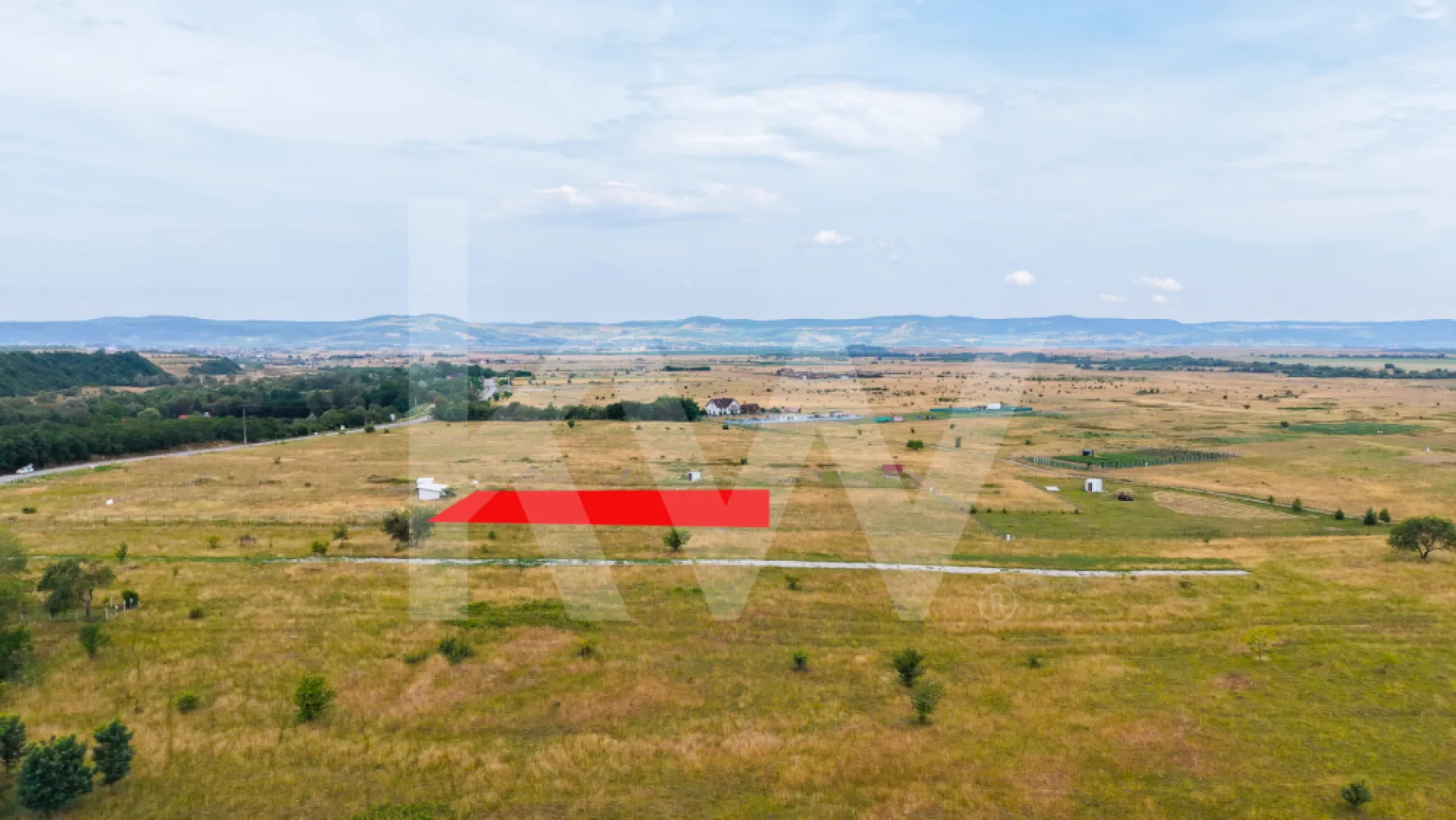 Teren cu priveliște spectaculoasă spre Munții Făgăraș- Valea Avrigului - Dacă vă doriți un loc unde să construiți o casă de vacanță, o locuință permanentă sau căutați o investiție într-o zonă aflată în continuă dezvoltare, acest teren din Valea Avrigului merită atenția dumneavoastră.
Cu o suprafață de 1.474 mp, un front stradal de 41 ml și o lățime de 21 m, terenul oferă suficient spațiu pentru realizarea unui proiect generos, păstrând în același timp intimitatea și deschiderea către natură.

Unul dintre cele mai importante avantaje este suprafața plana, care facilitează construirea și poate reduce costurile de amenajare. În plus, proprietatea beneficiază de o panoramă deosebită către Munții Făgăraș, oferind un cadru natural spectaculos în orice anotimp.

Din punct de vedere al utilităților, terenul este bine pregătit:

- curent electric trifazic disponibil pe teren;
- fântână proprie deja realizată;
-  rețelele de apă și canalizare se află la aproximativ 40 m, pe drumul principal;
- acces prin drum cu lățimea de aproximativ 5 m.
- Autorizație de construcție disponibilă 

Dimensiunile terenului, utilitățile existente și amplasarea într-una dintre cele mai căutate zone de agrement din apropierea Sibiului îl recomandă atât pentru construirea unei locuințe, cât și ca investiție pe termen lung.

Dacă sunteți în căutarea unui teren care îmbină liniștea, natura și potențialul de dezvoltare, această proprietate reprezintă o oportunitate care merită descoperită.
