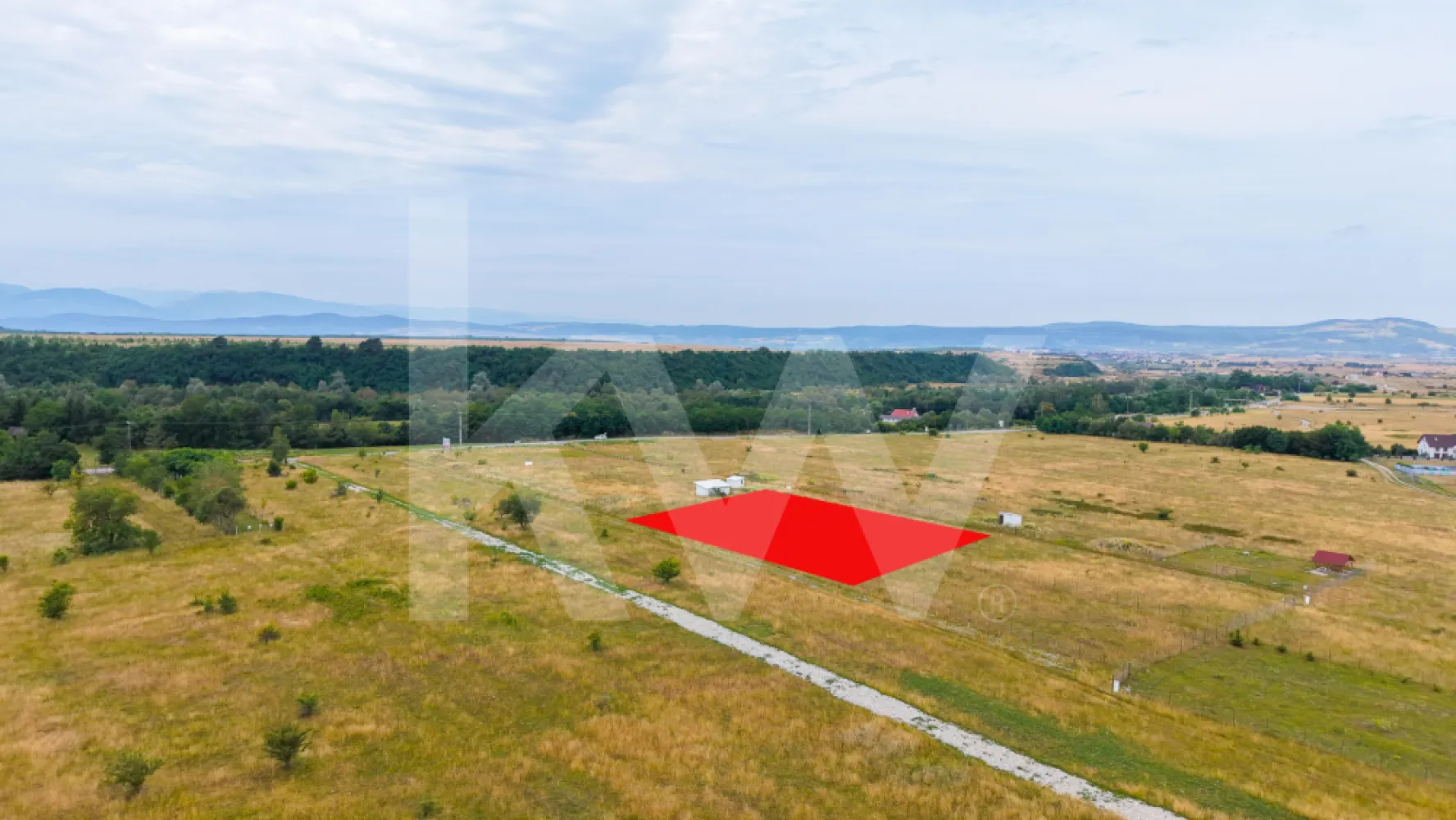 Teren cu priveliște spectaculoasă spre Munții Făgăraș- Valea Avrigului - Dacă vă doriți un loc unde să construiți o casă de vacanță, o locuință permanentă sau căutați o investiție într-o zonă aflată în continuă dezvoltare, acest teren din Valea Avrigului merită atenția dumneavoastră.
Cu o suprafață de 1.474 mp, un front stradal de 41 ml și o lățime de 21 m, terenul oferă suficient spațiu pentru realizarea unui proiect generos, păstrând în același timp intimitatea și deschiderea către natură.

Unul dintre cele mai importante avantaje este suprafața plana, care facilitează construirea și poate reduce costurile de amenajare. În plus, proprietatea beneficiază de o panoramă deosebită către Munții Făgăraș, oferind un cadru natural spectaculos în orice anotimp.

Din punct de vedere al utilităților, terenul este bine pregătit:

- curent electric trifazic disponibil pe teren;
- fântână proprie deja realizată;
-  rețelele de apă și canalizare se află la aproximativ 40 m, pe drumul principal;
- acces prin drum cu lățimea de aproximativ 5 m.
- Autorizație de construcție disponibilă 

Dimensiunile terenului, utilitățile existente și amplasarea într-una dintre cele mai căutate zone de agrement din apropierea Sibiului îl recomandă atât pentru construirea unei locuințe, cât și ca investiție pe termen lung.

Dacă sunteți în căutarea unui teren care îmbină liniștea, natura și potențialul de dezvoltare, această proprietate reprezintă o oportunitate care merită descoperită.

