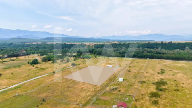 Teren cu priveliște spectaculoasă spre Munții Făgăraș- Valea Avrigului