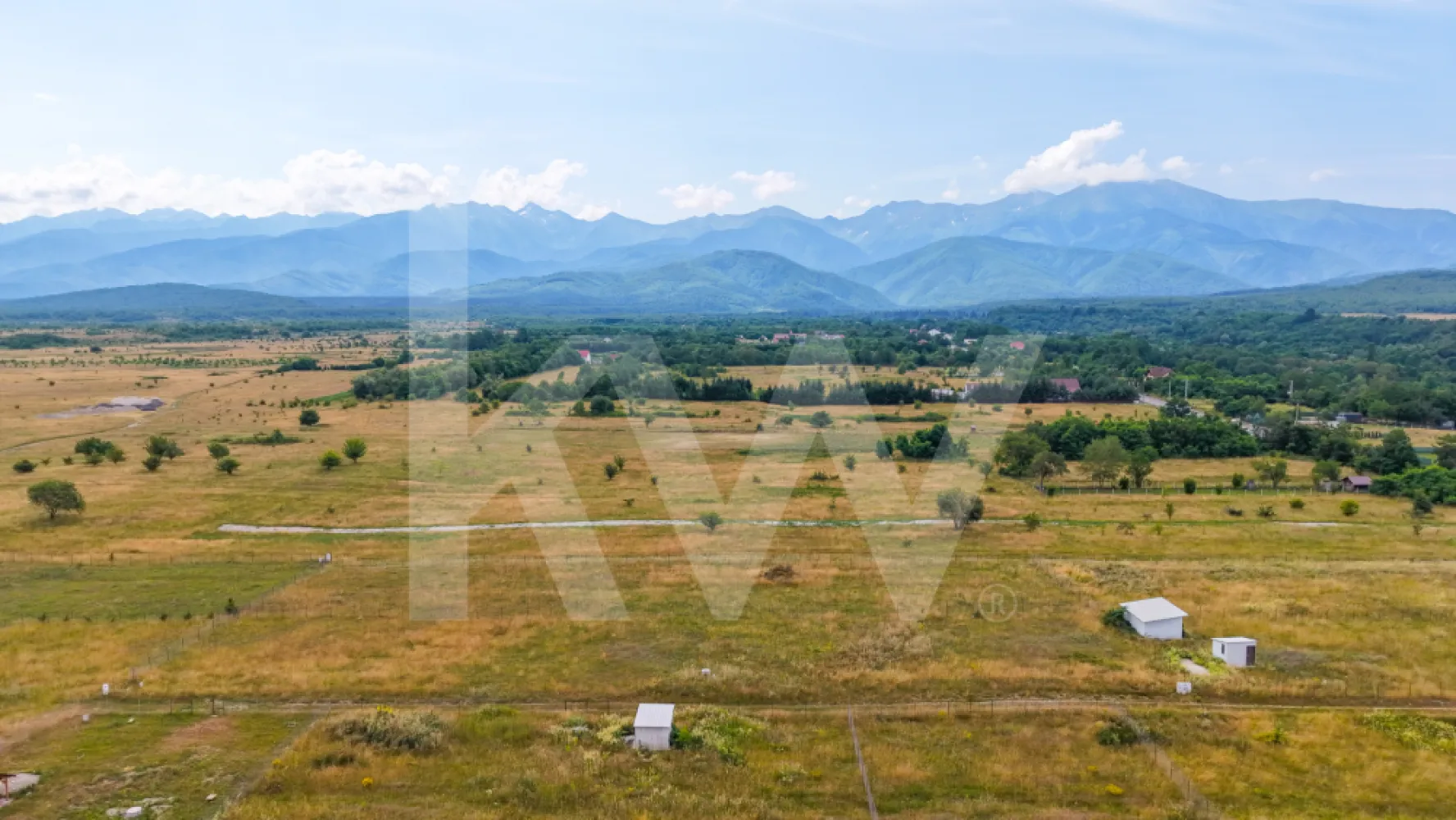 Teren cu priveliște spectaculoasă spre Munții Făgăraș- Valea Avrigului