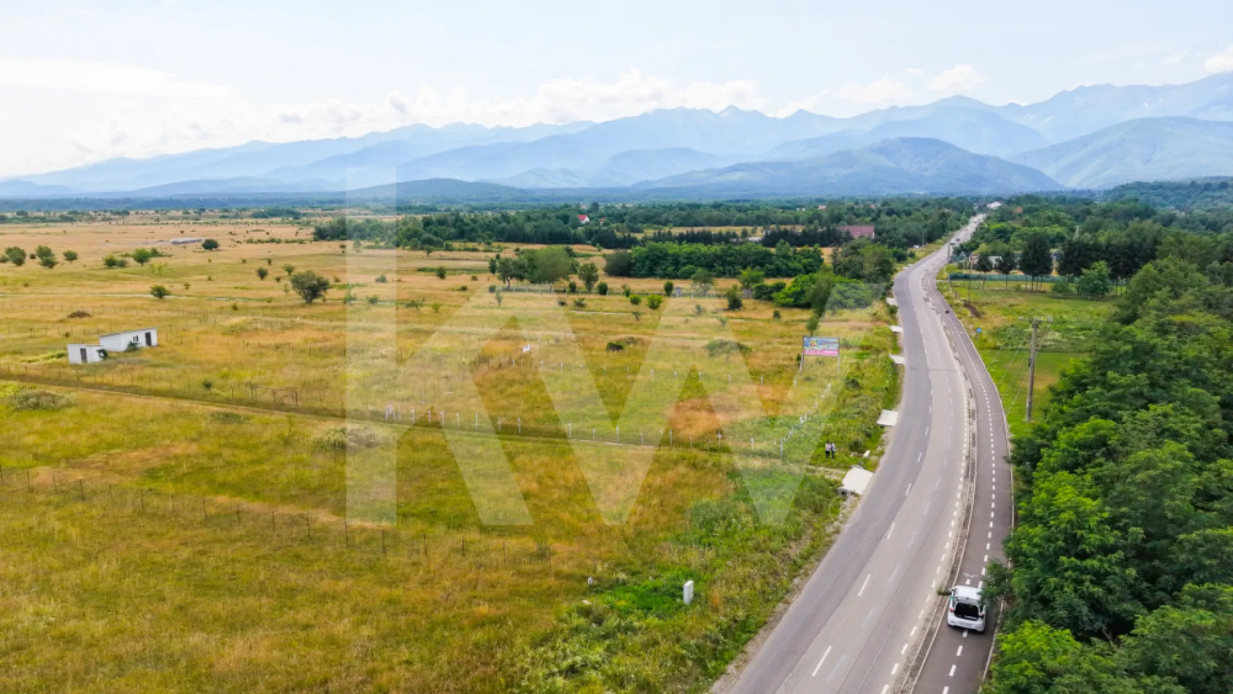 Teren cu priveliște spectaculoasă spre Munții Făgăraș- Valea Avrigului